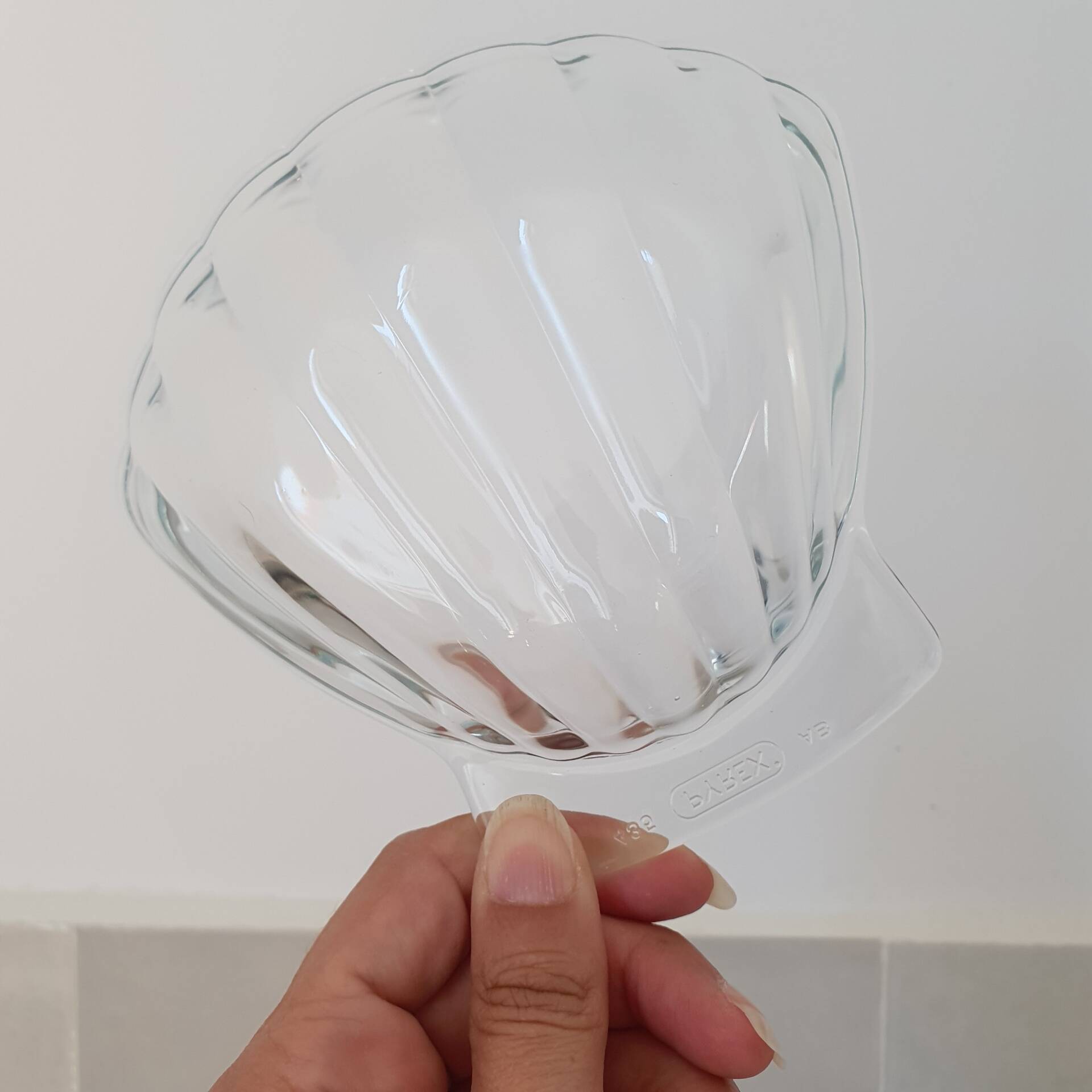 8 small shell-shaped ramekins in transparent glass