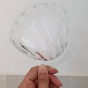 8 small shell-shaped ramekins in transparent glass