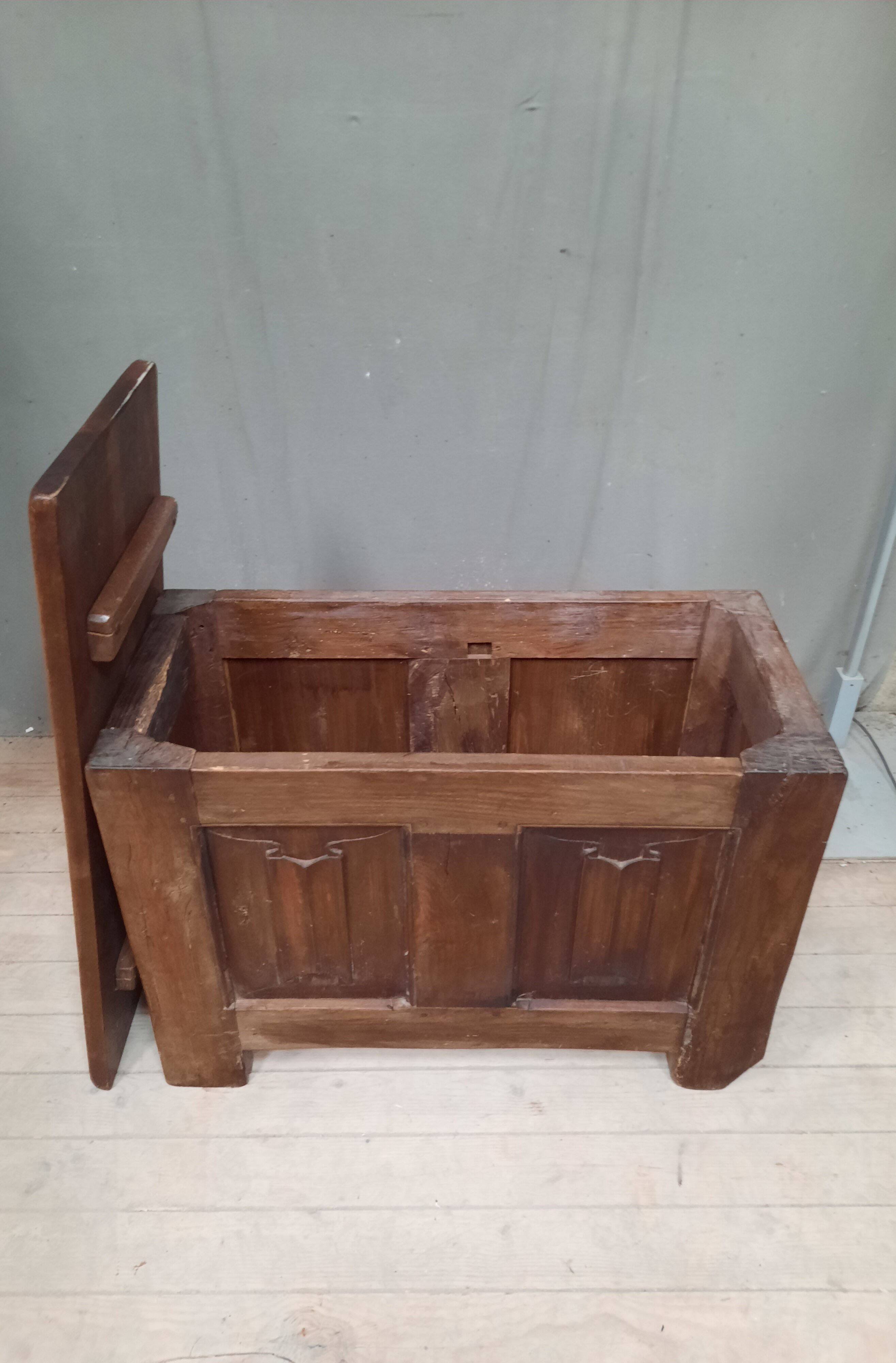 Oak chest with towel pleats