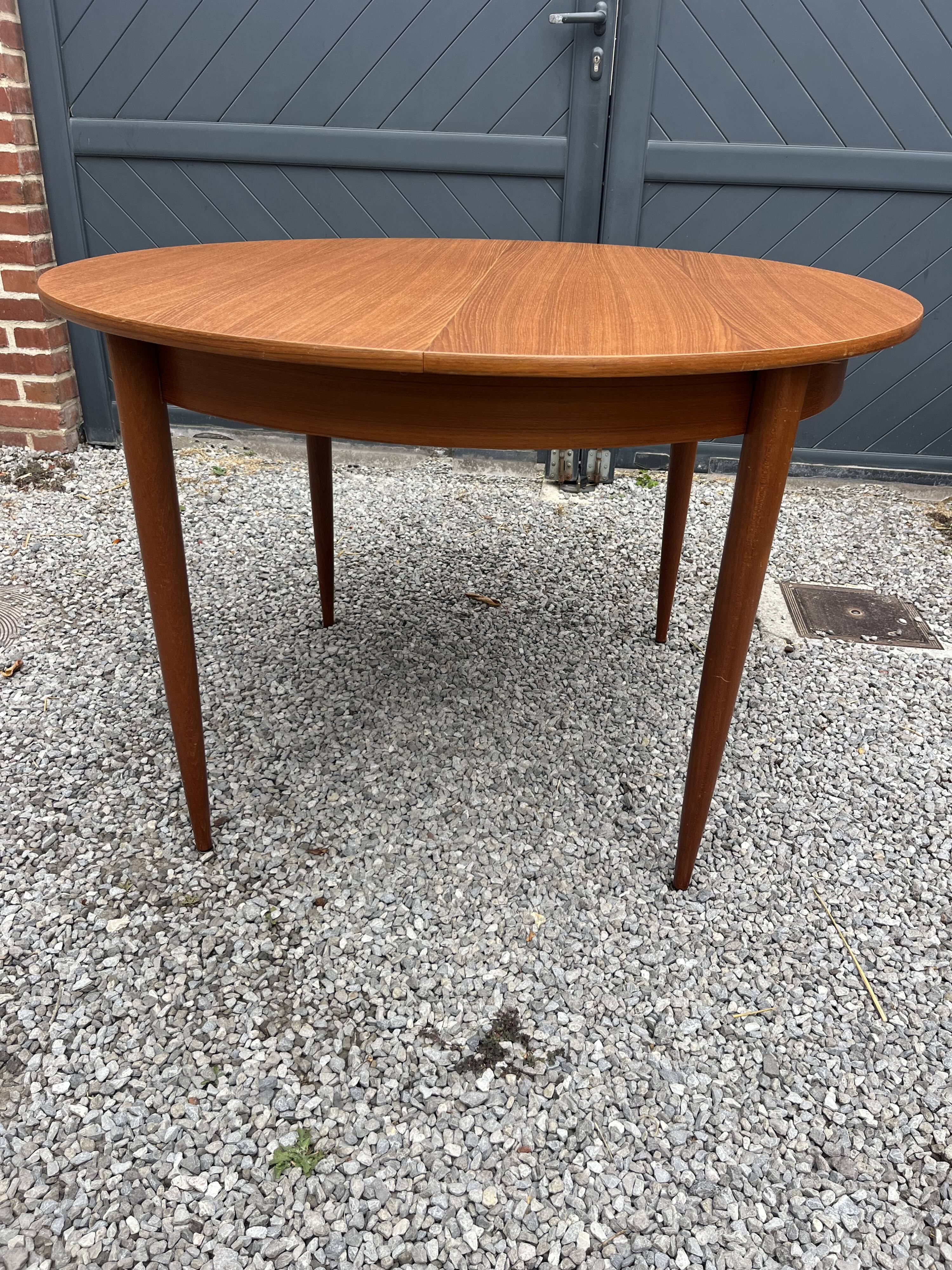 Table ronde en teck extensible design scandinave
