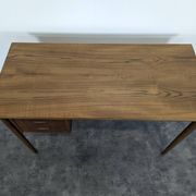 Bureau scandinave en teck à caisson suspendu