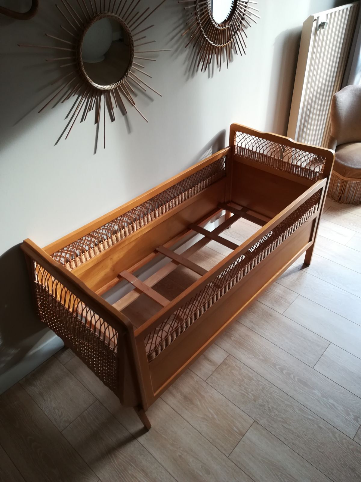 Lit bébé en bois et rotin vintage