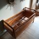 Lit bébé en bois et rotin vintage