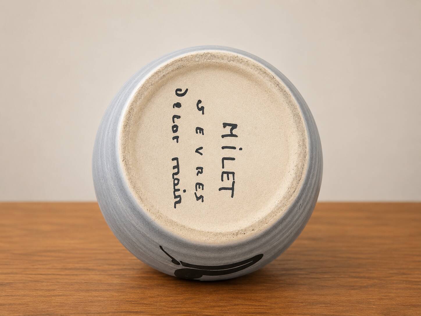 Milet cache-pot Sèvres, hand-decorated with a kneeling woman, 1950s.