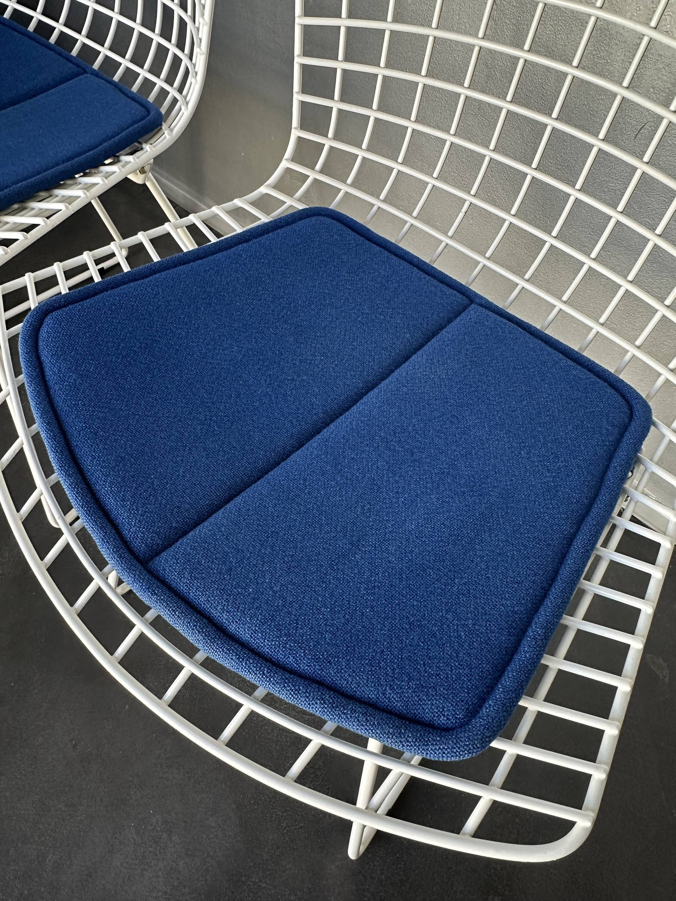 Pair of dining chairs 420 by Harry Bertoia for Knoll International, 1970s.