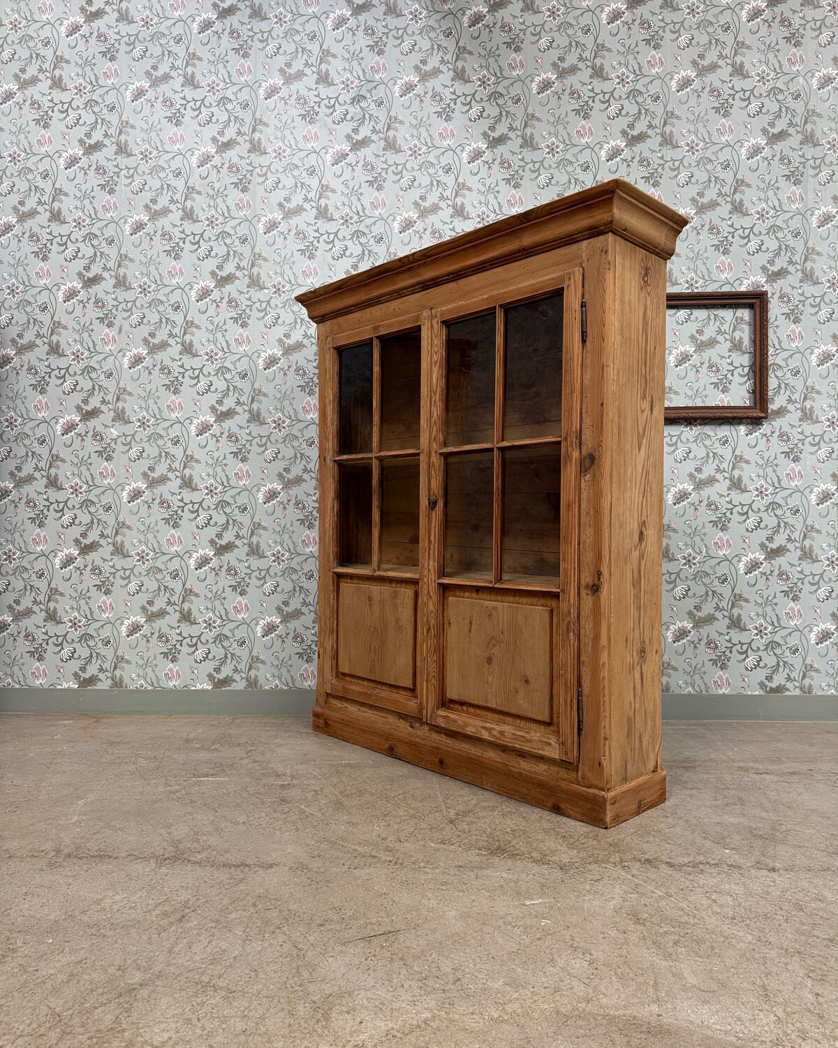 Chic display cabinet in pine (renovated)