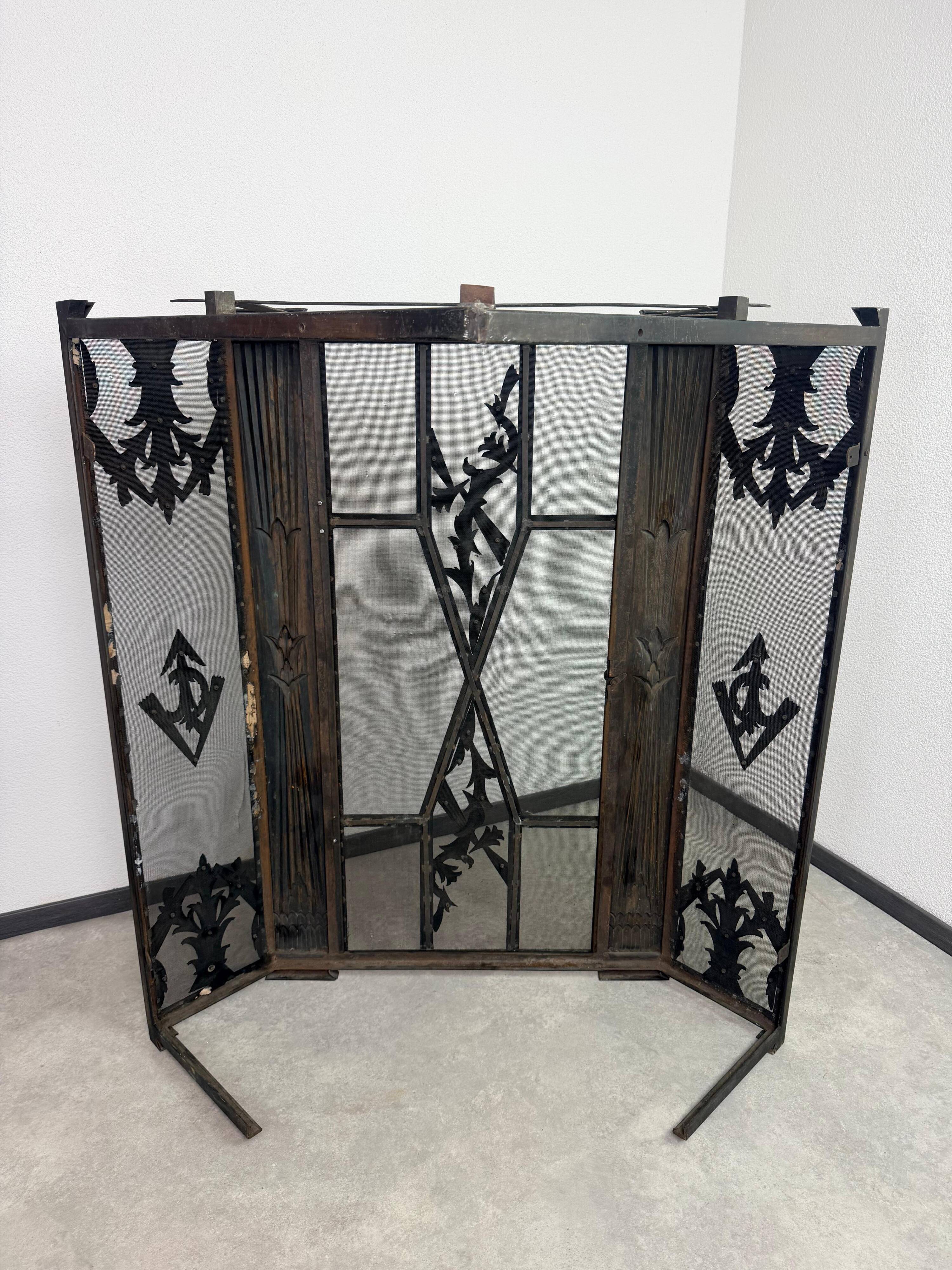 Corner fireplace screen in brass attributed to Dagobert Peche