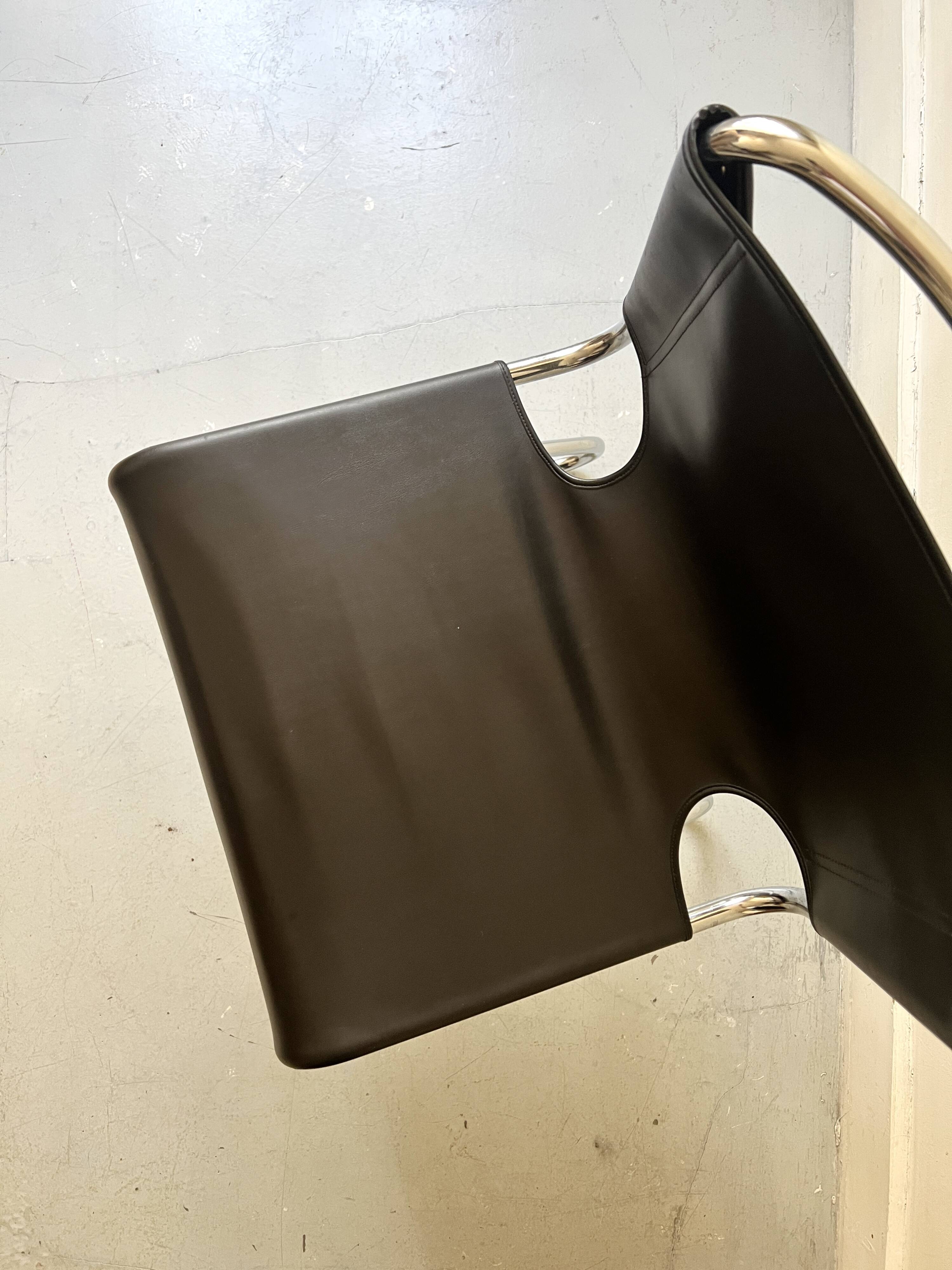 Chaise en métal tubulaire et cuir par Olivier Mourgue, France 1960-70