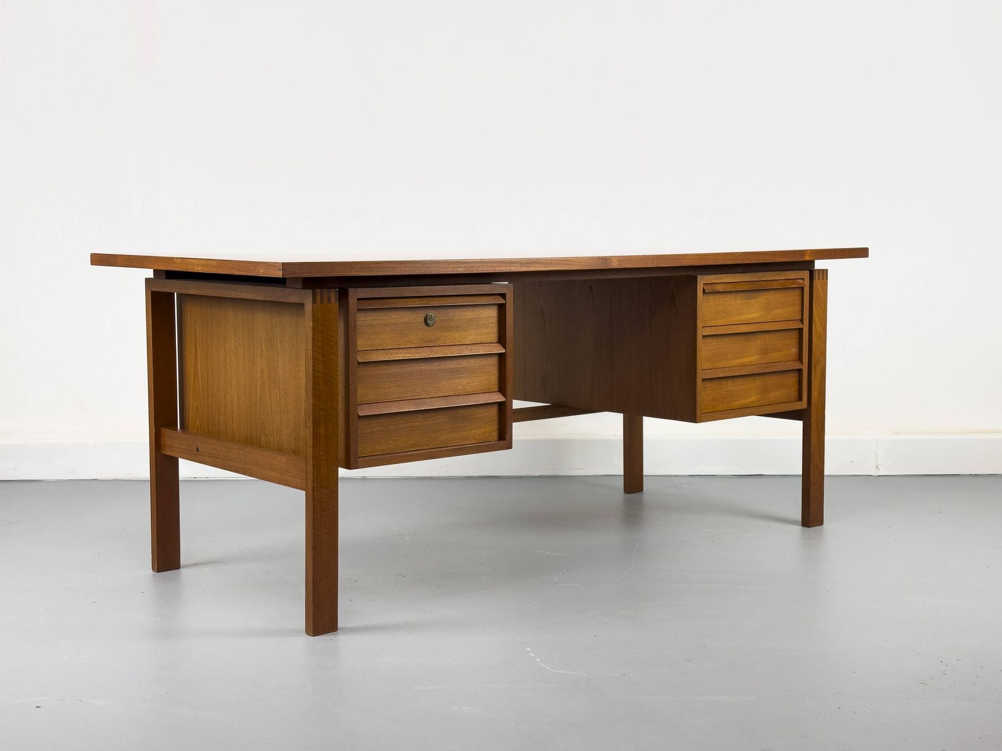 Mid-century teak desk by Svend Åge Madsen for Sigurd Hansen, 1960s.