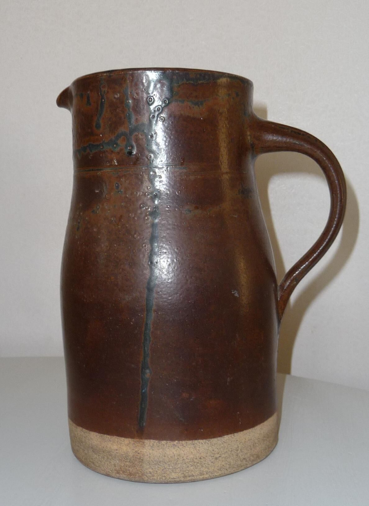 Pitcher-shaped in dark brown sandstone