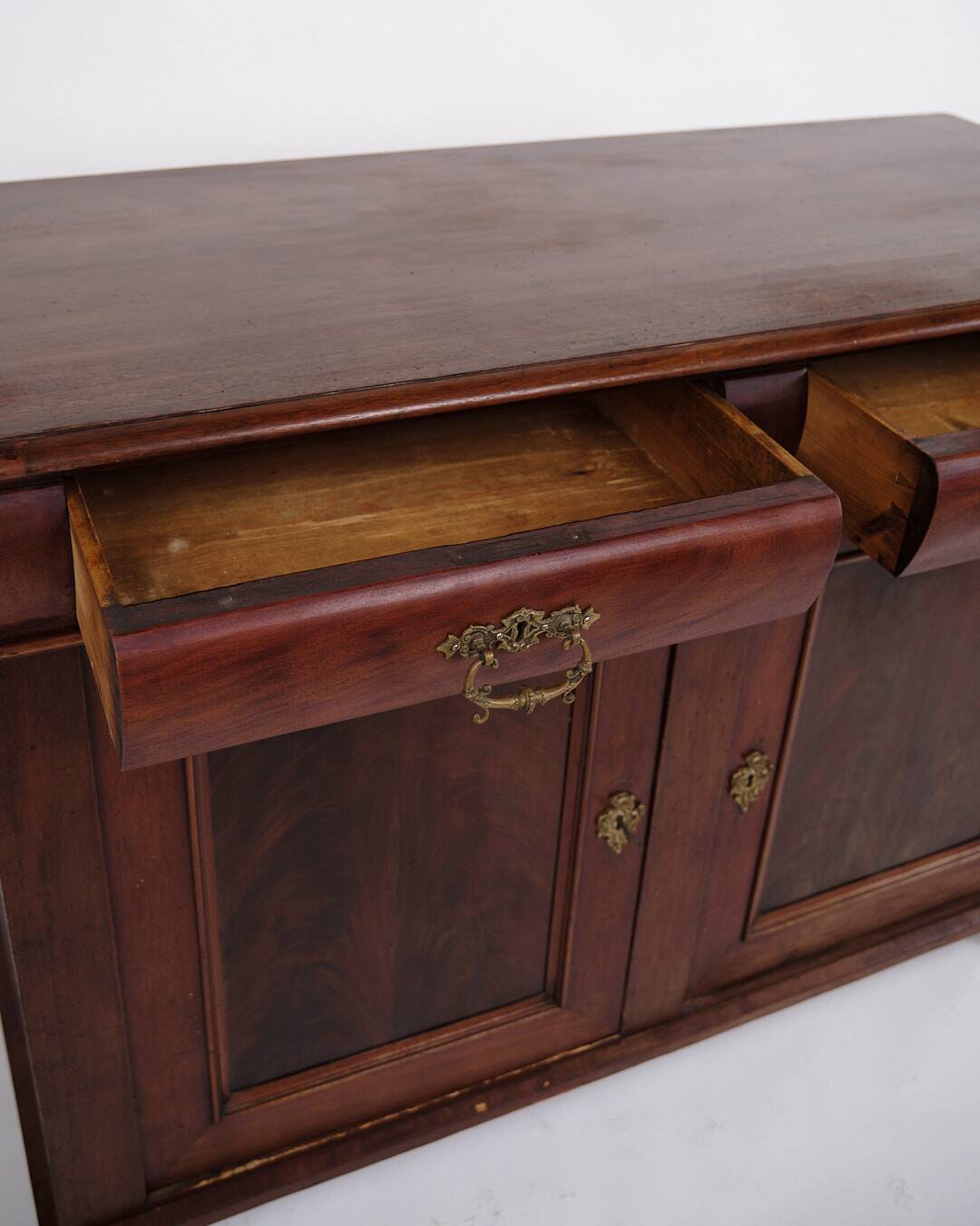 Low antique sideboard - hand polished mahogany - fixed shelves - 1880s