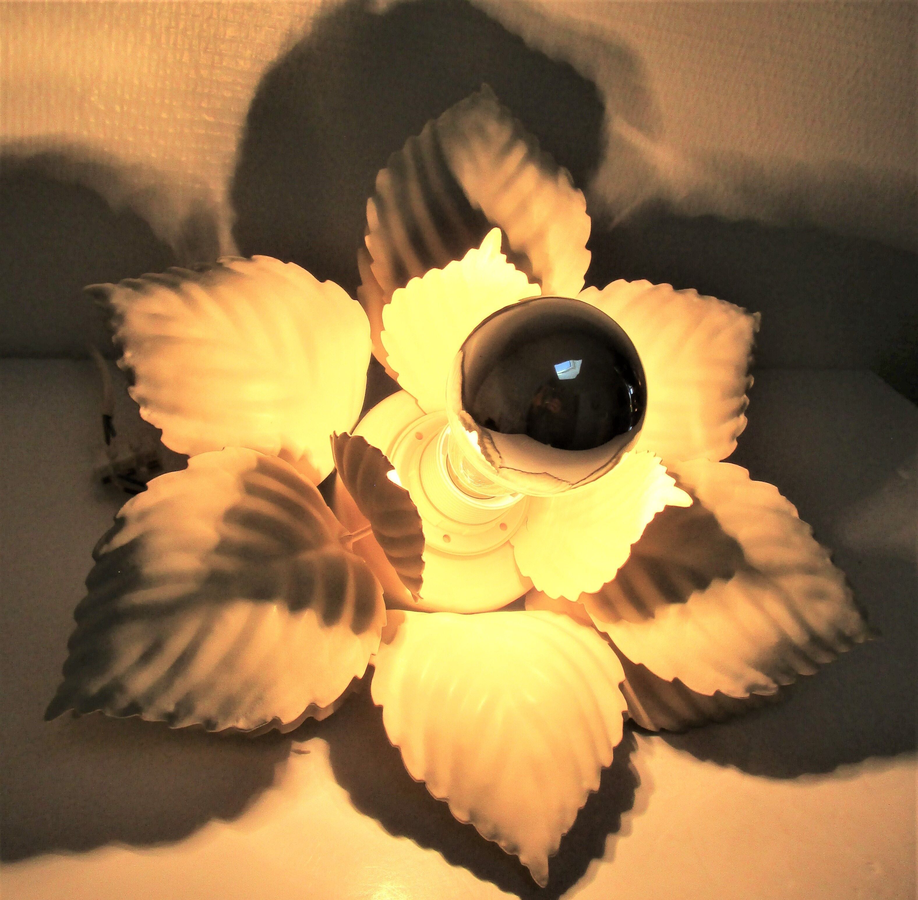 Masca flower sconce in metal white vintage cream