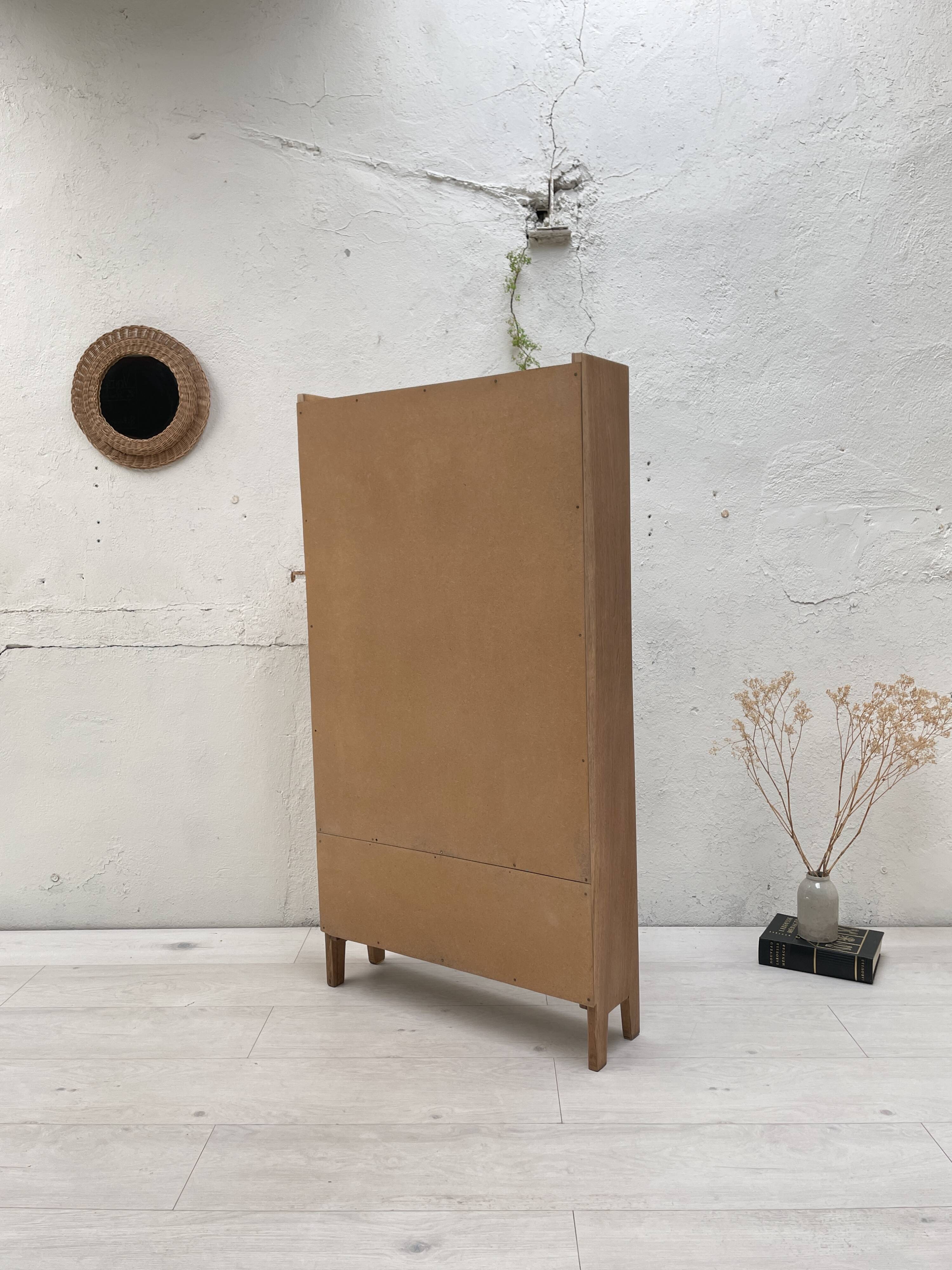 Vintage bookcase in solid oak.