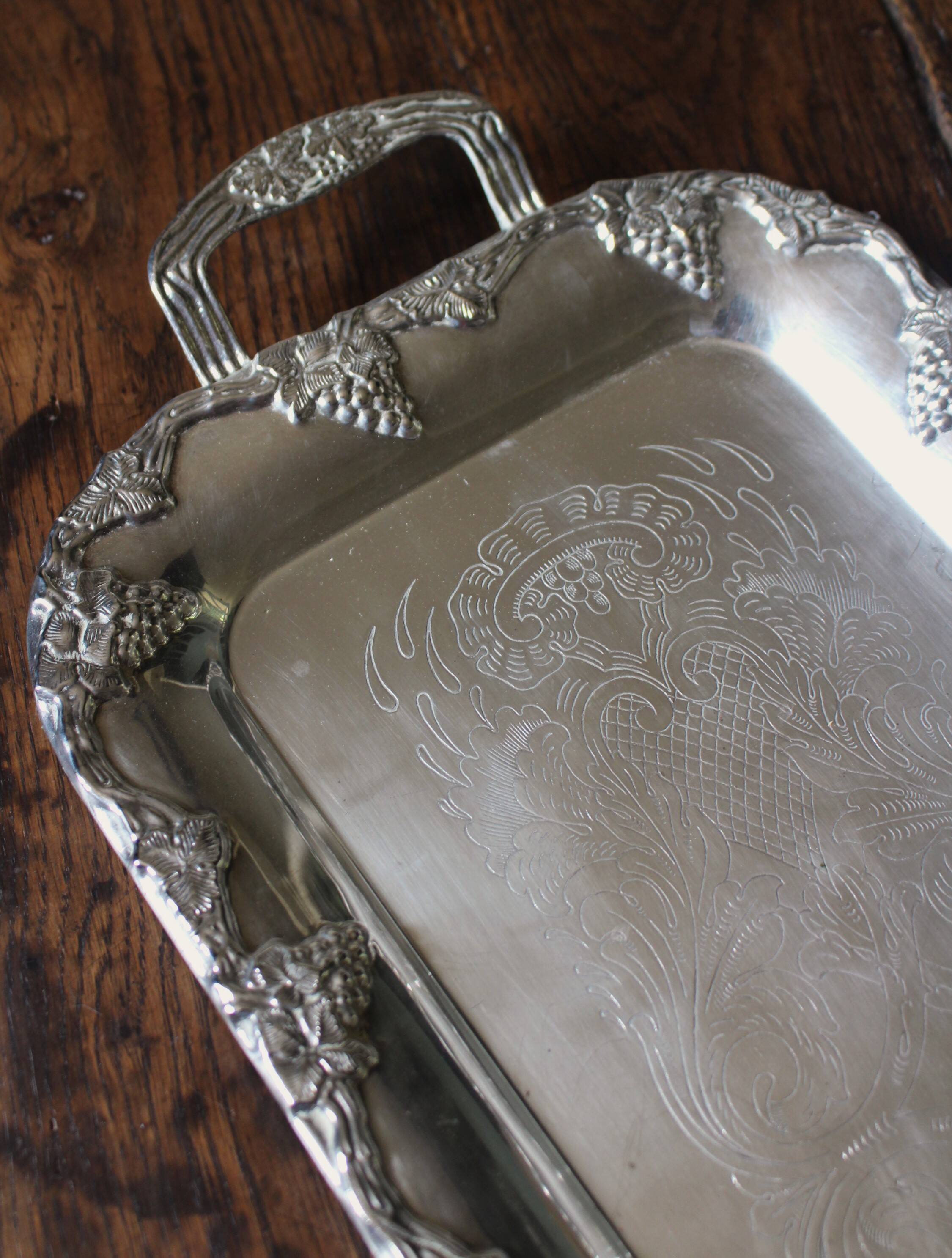 Rectangular metal serving tray with two handles Raisins