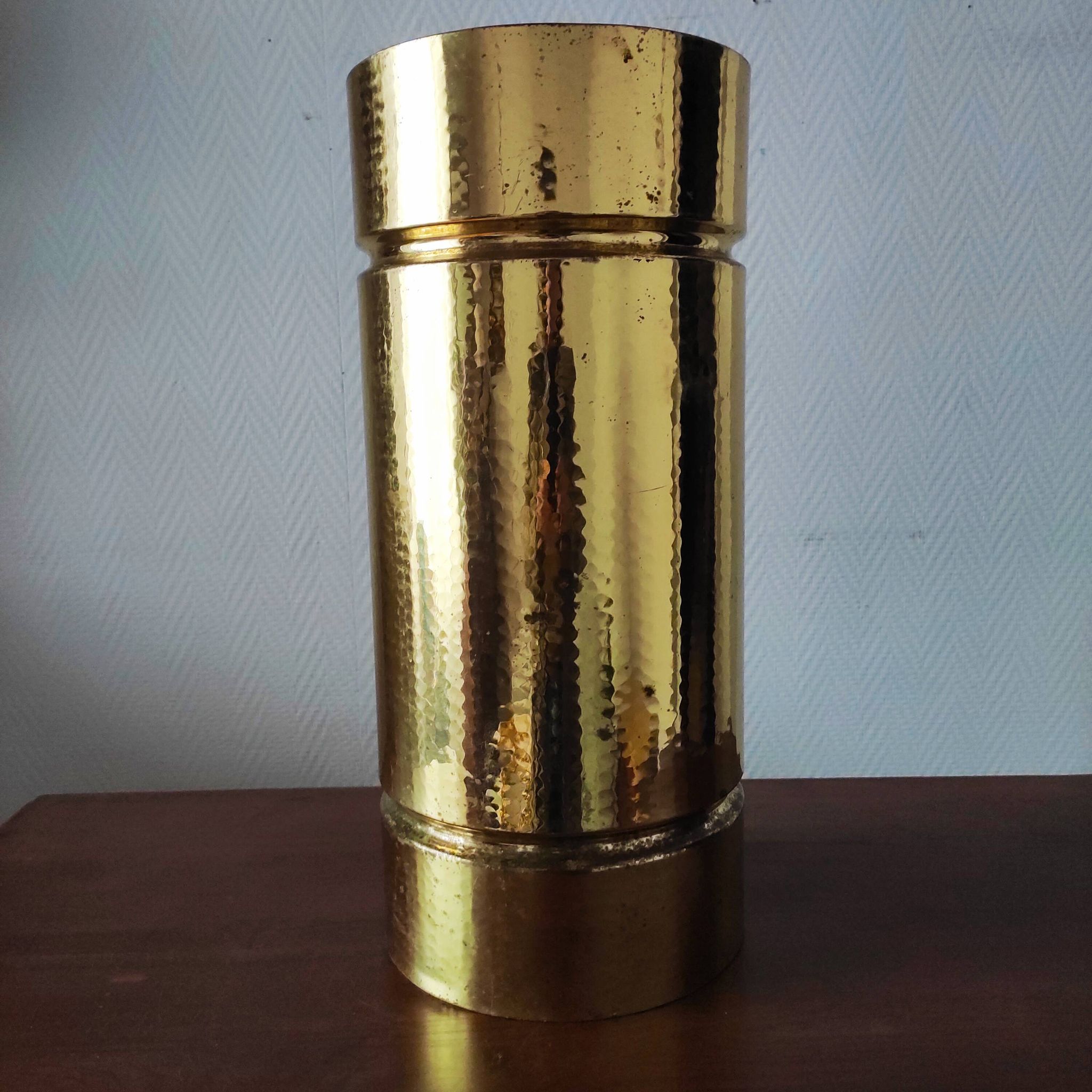Vintage 1970s Italian umbrella stand in hammered brass, signed.