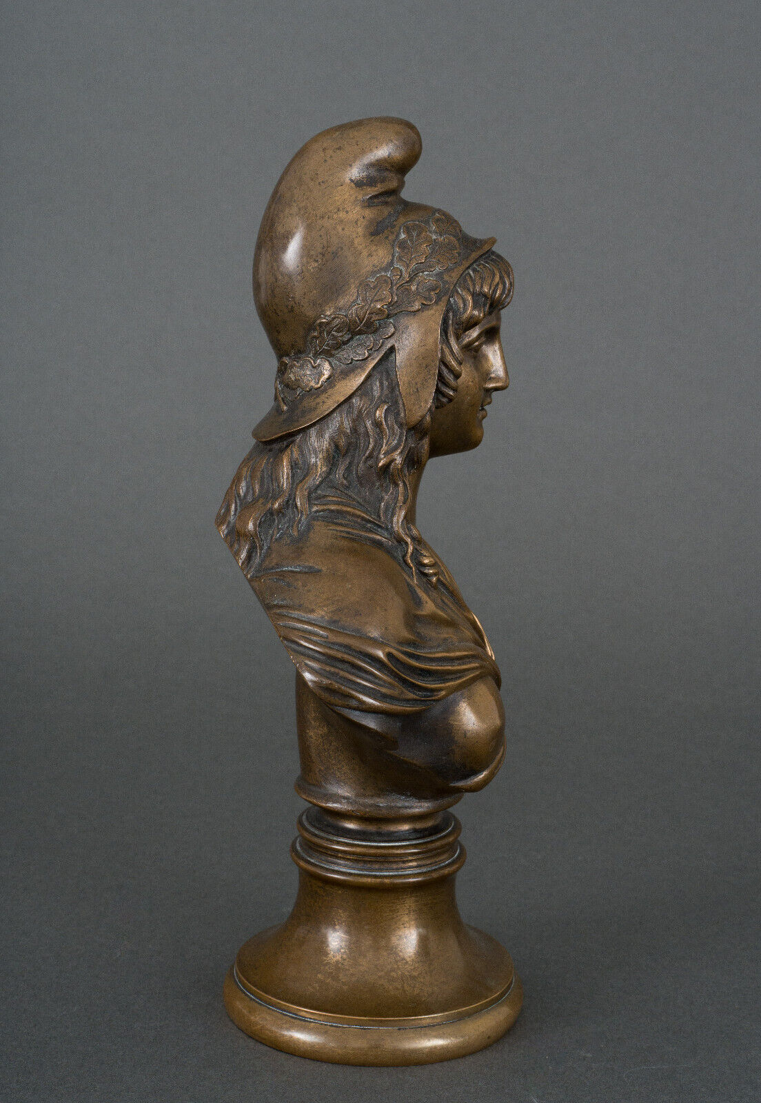 Bronze bust on shower stand XIXth representing Marianne Brown patina