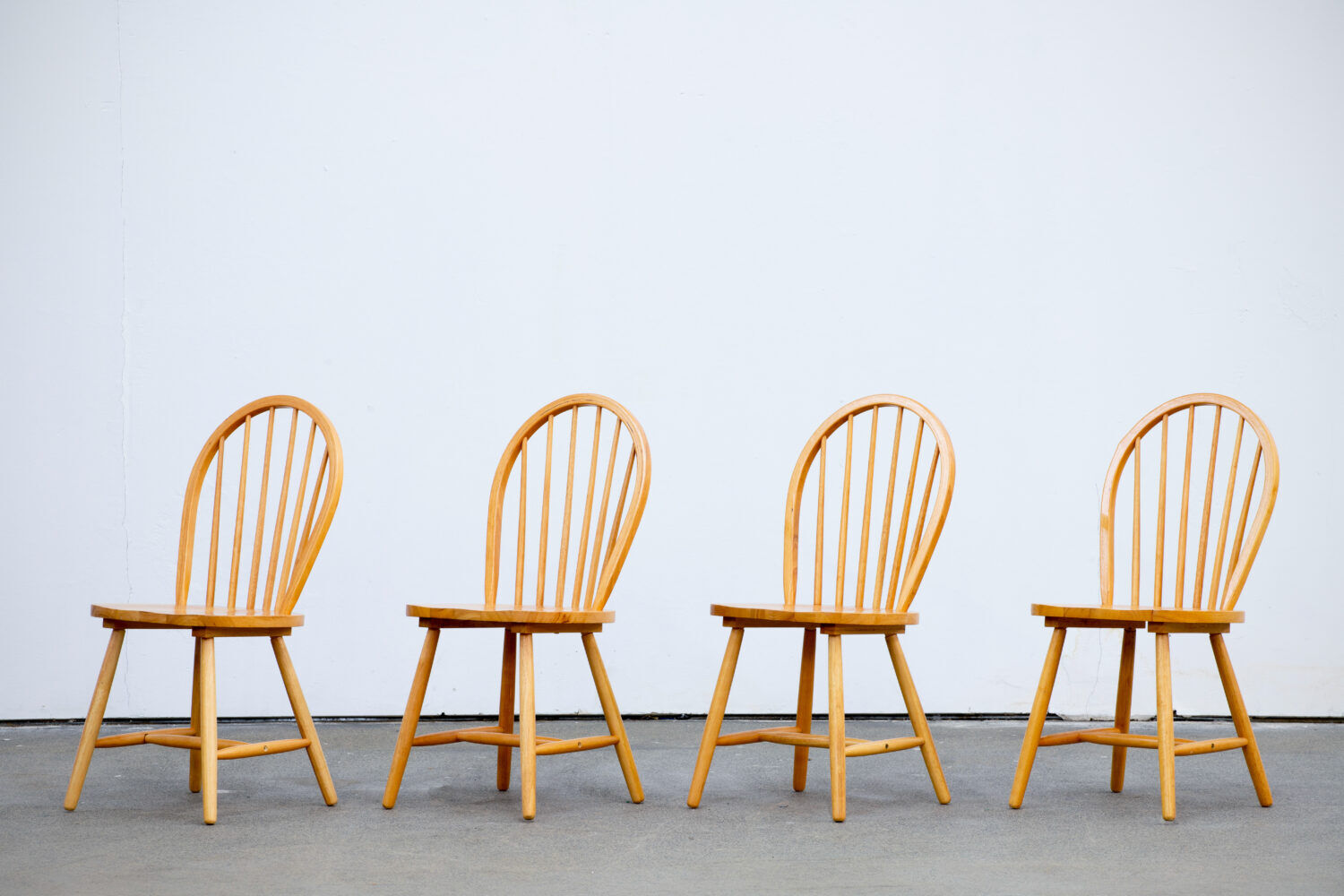 Série de 4 chaises scandinaves à dossier ajouré 1970