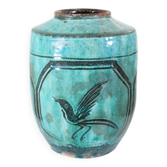 Vase en faïence émaillée de Chine à décor d’oiseau et fleurs sur fond vert