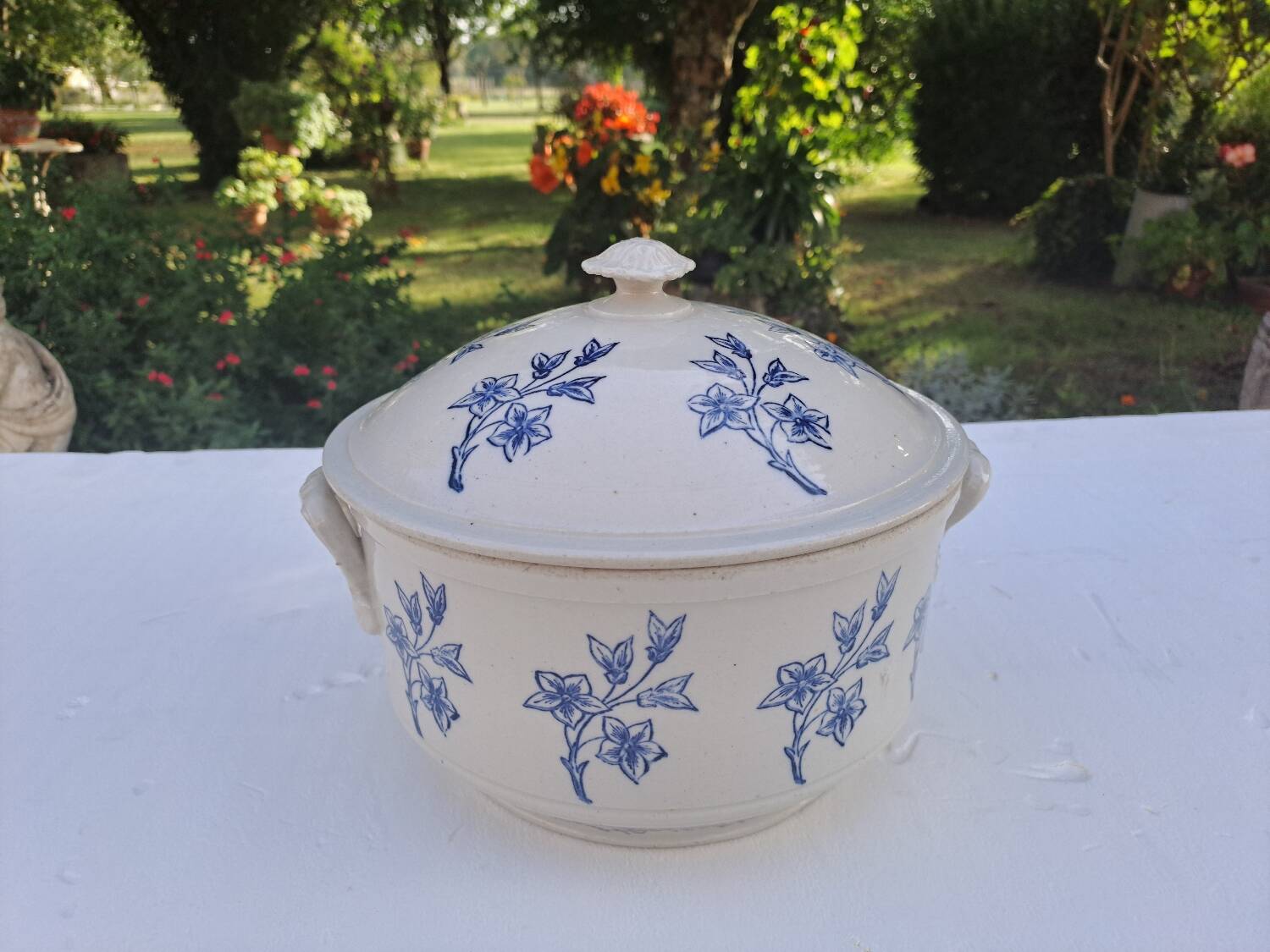 St Uze tureen