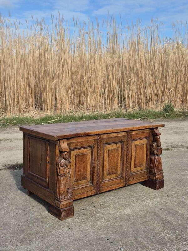 Coffre ancien sculpté en bois de chêne