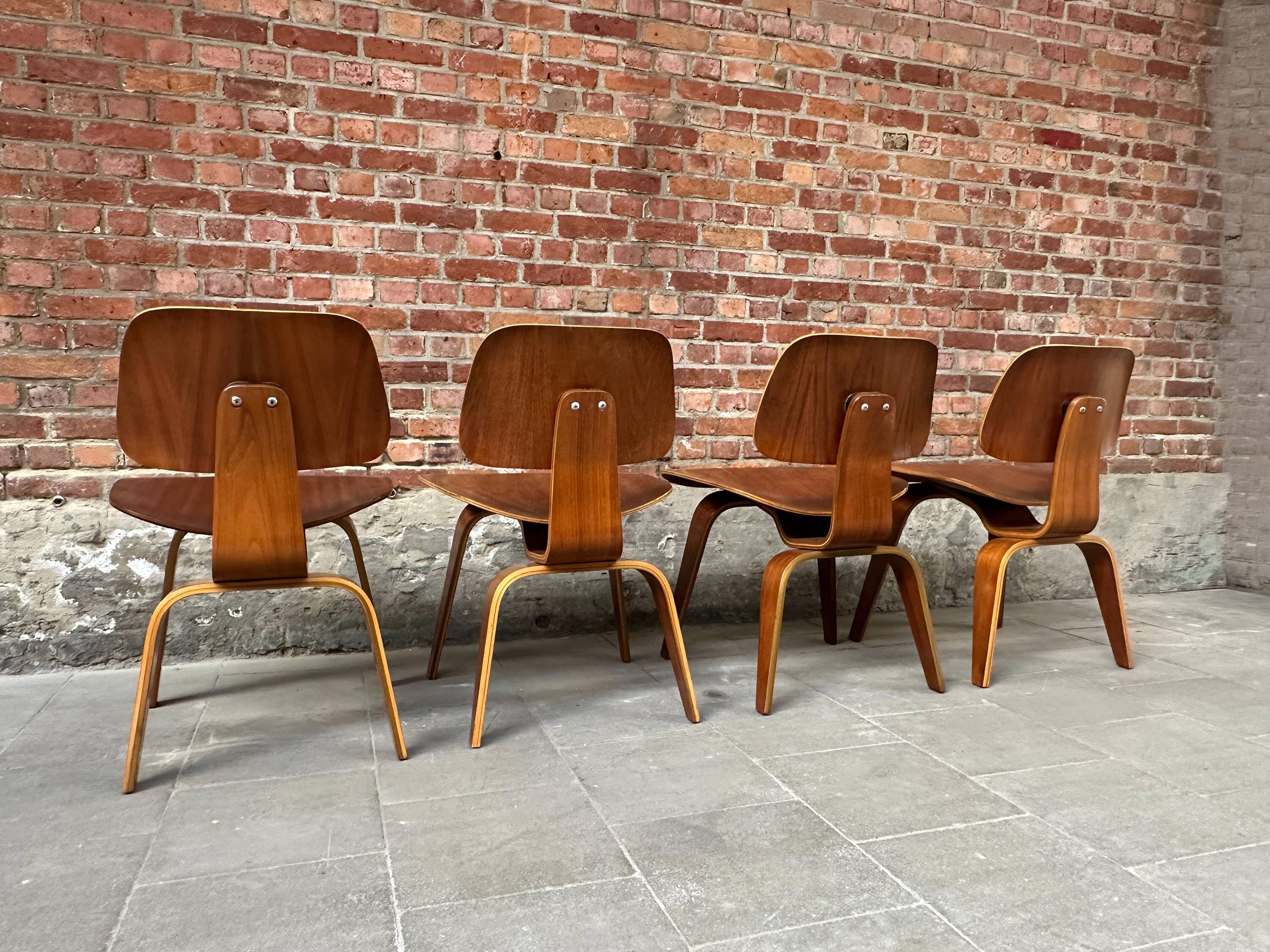Set of 4 DCW chairs in walnut, Charles & Ray Eames, Herman Miller, 1950s