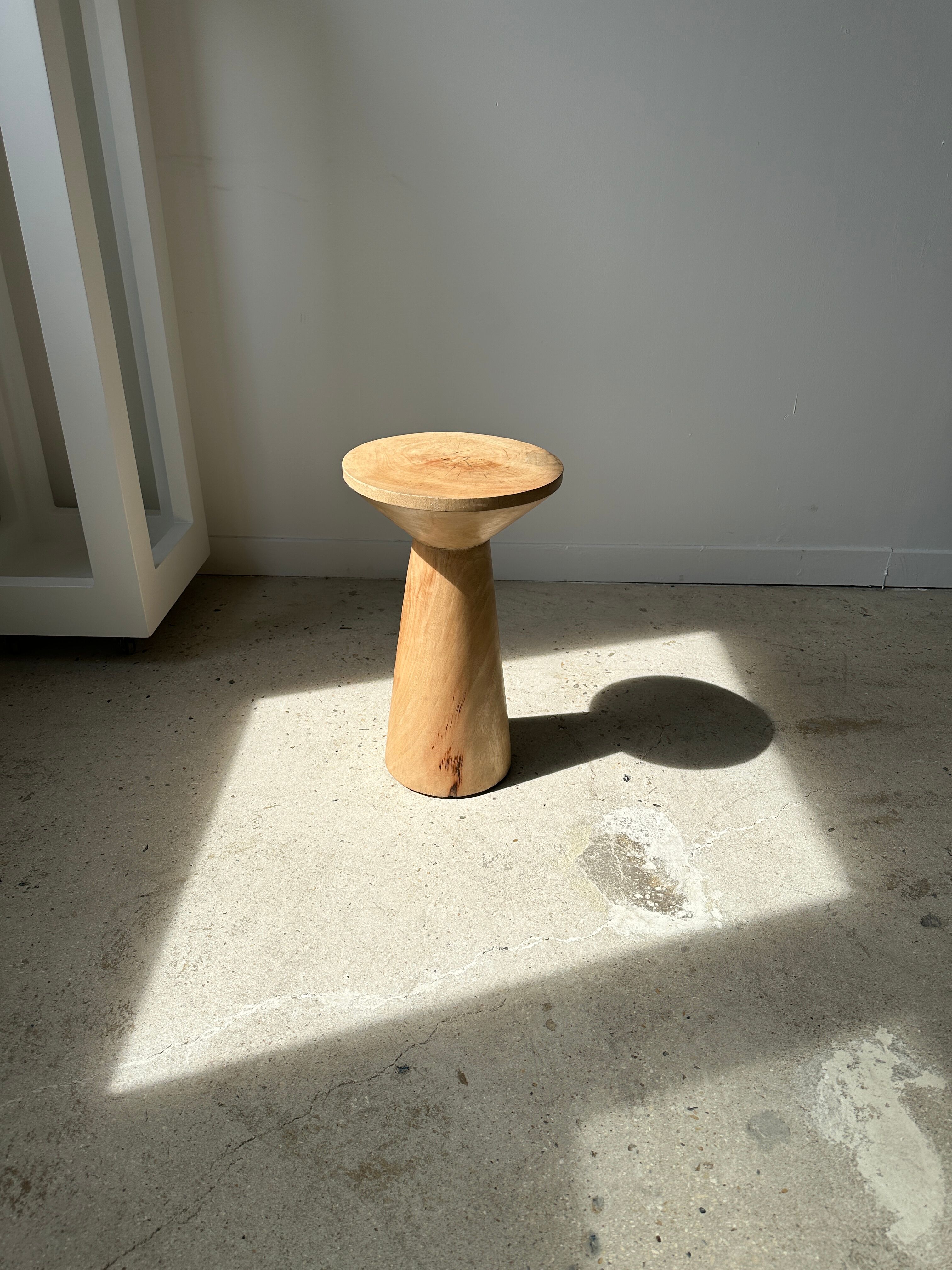 Side table, end of sofa in natural mango monoxyl conical tray H:50cm