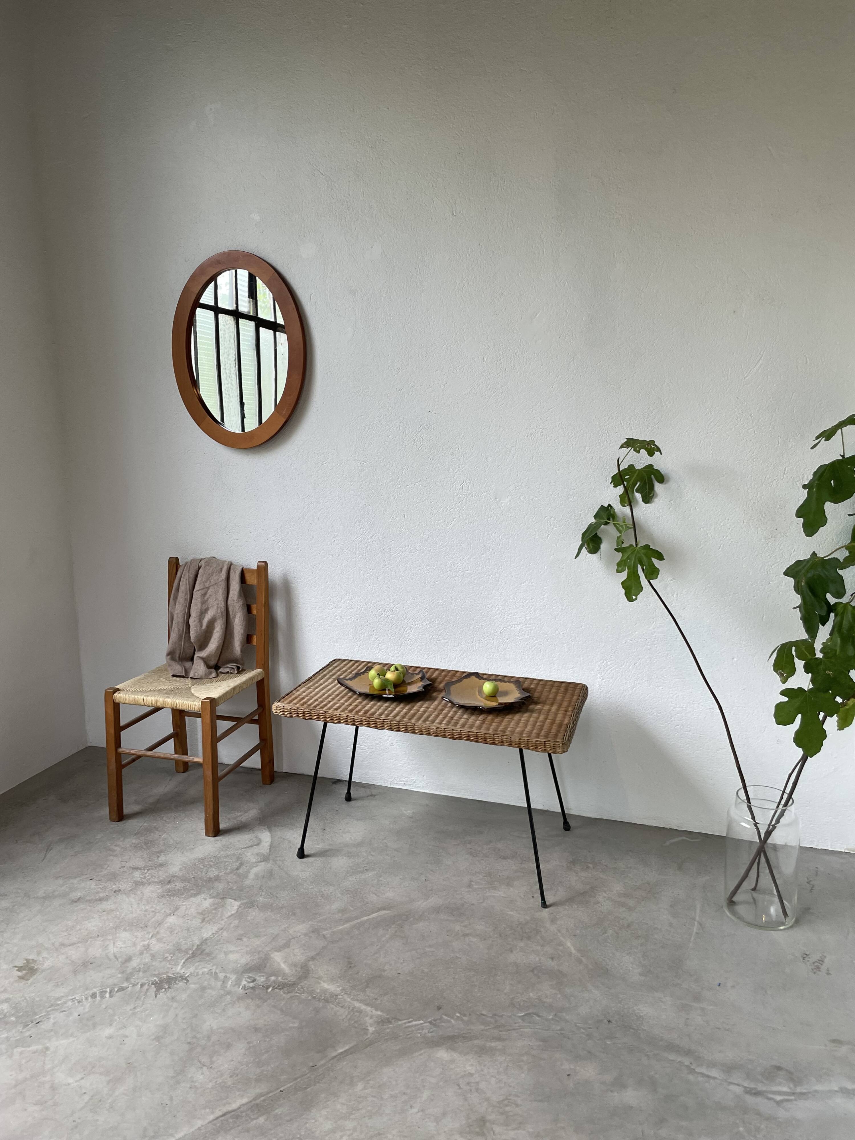 Table basse osier tressé et métal 1960