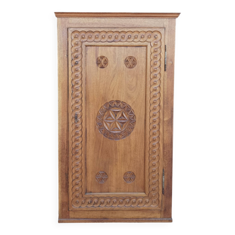 Encoignure meuble d'angle Savoyard en noyer sculpté