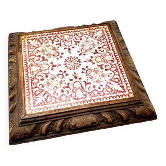 Dessous de plat contour bois faïence décoré motif rouge/bordeaux