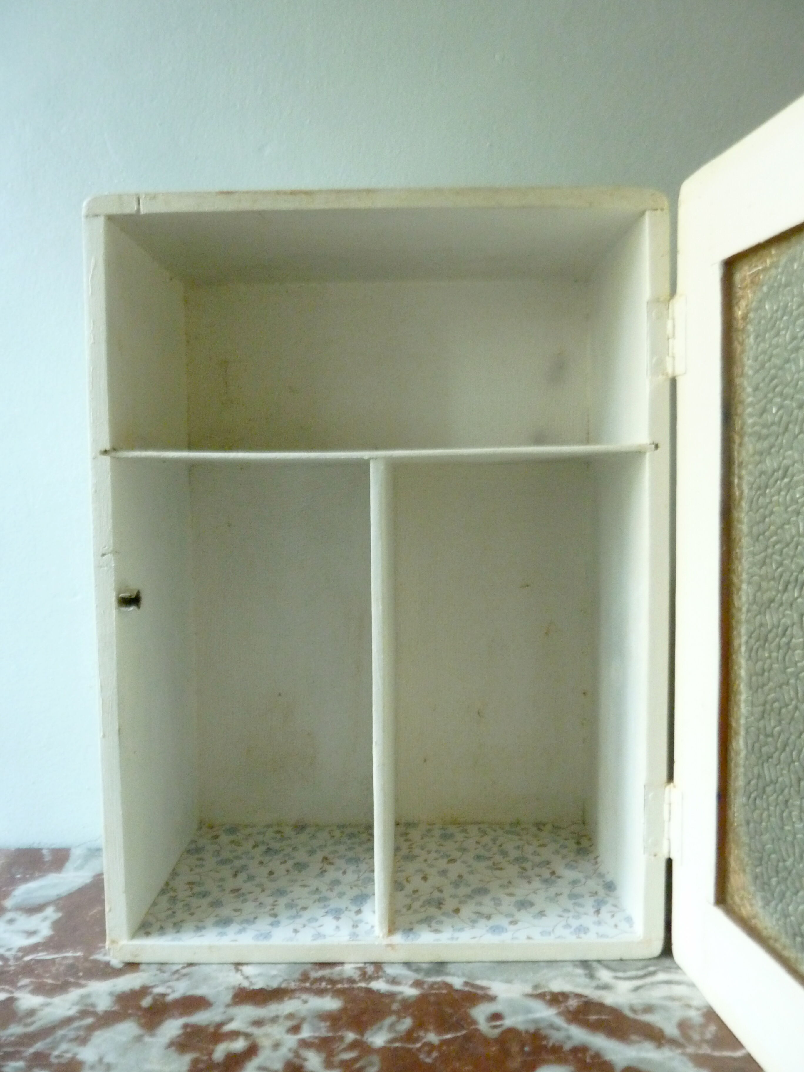 The 1950s wall cabinet