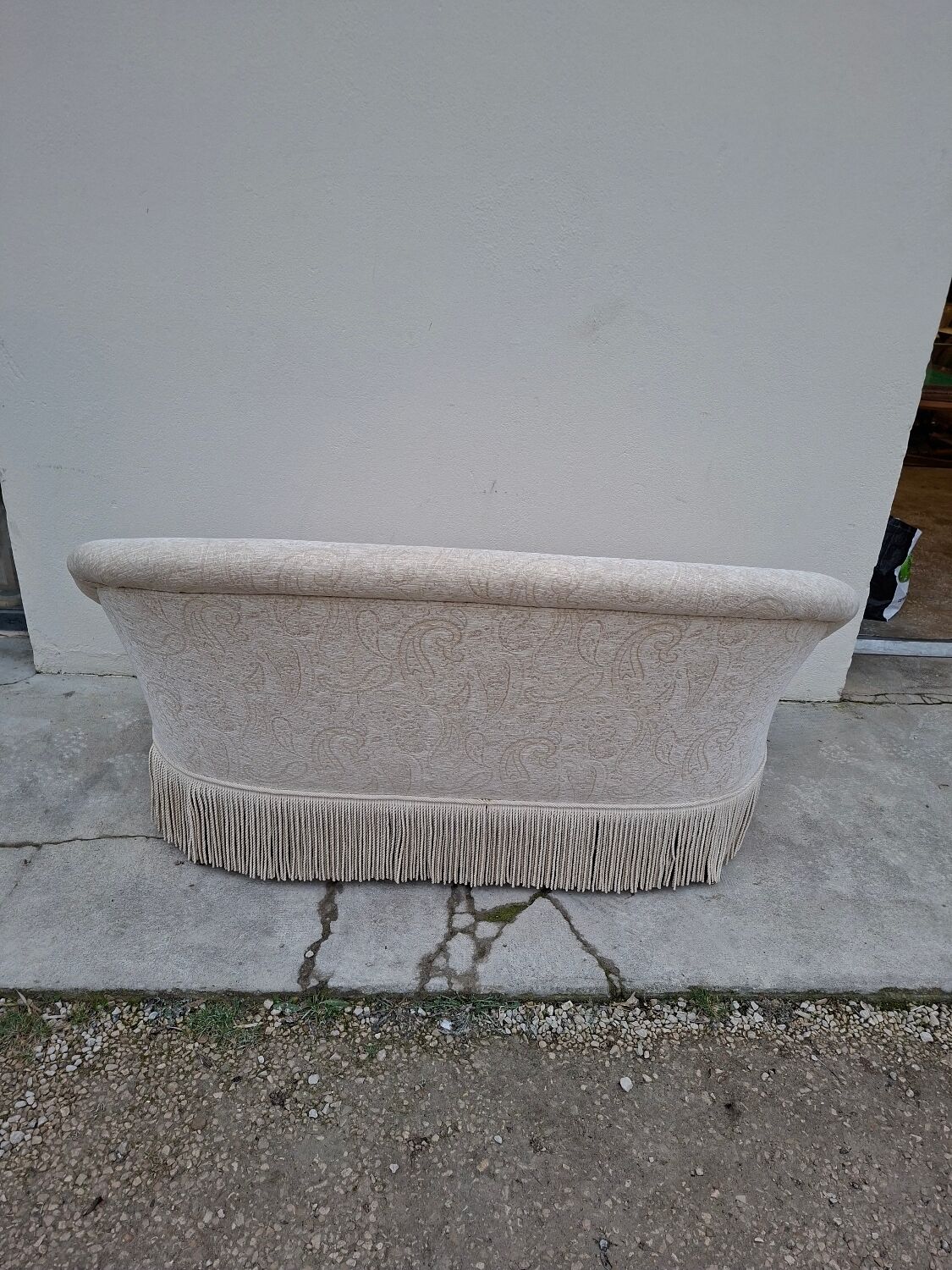 "Crapaud" bench in the richly decorated Napoleon III style.