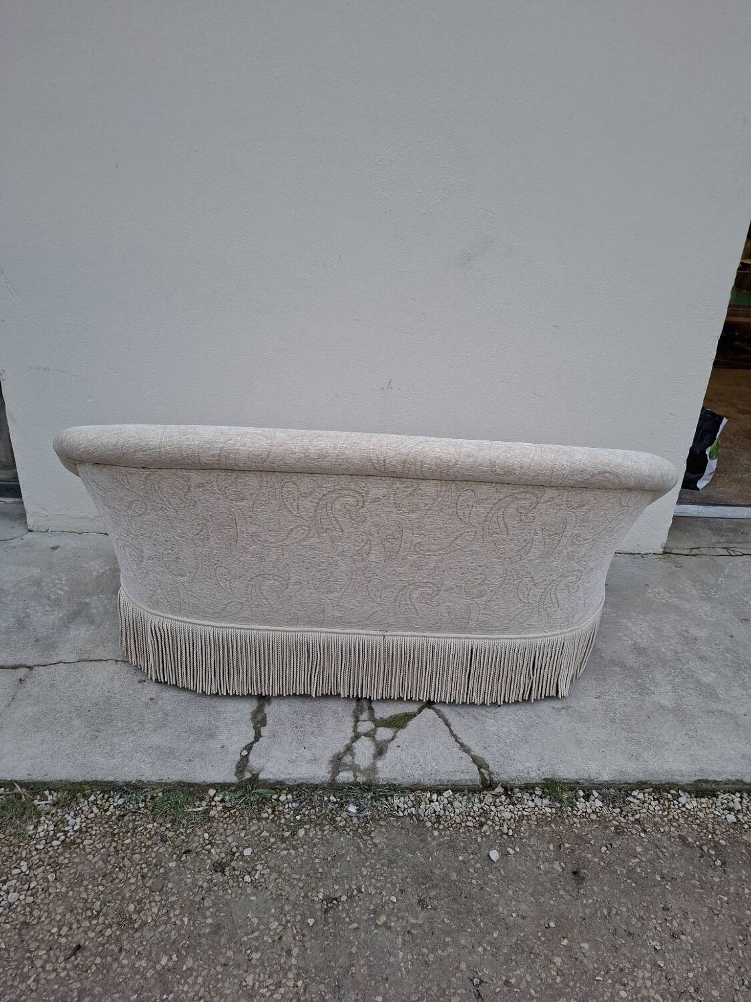 "Crapaud" bench in the richly decorated Napoleon III style.