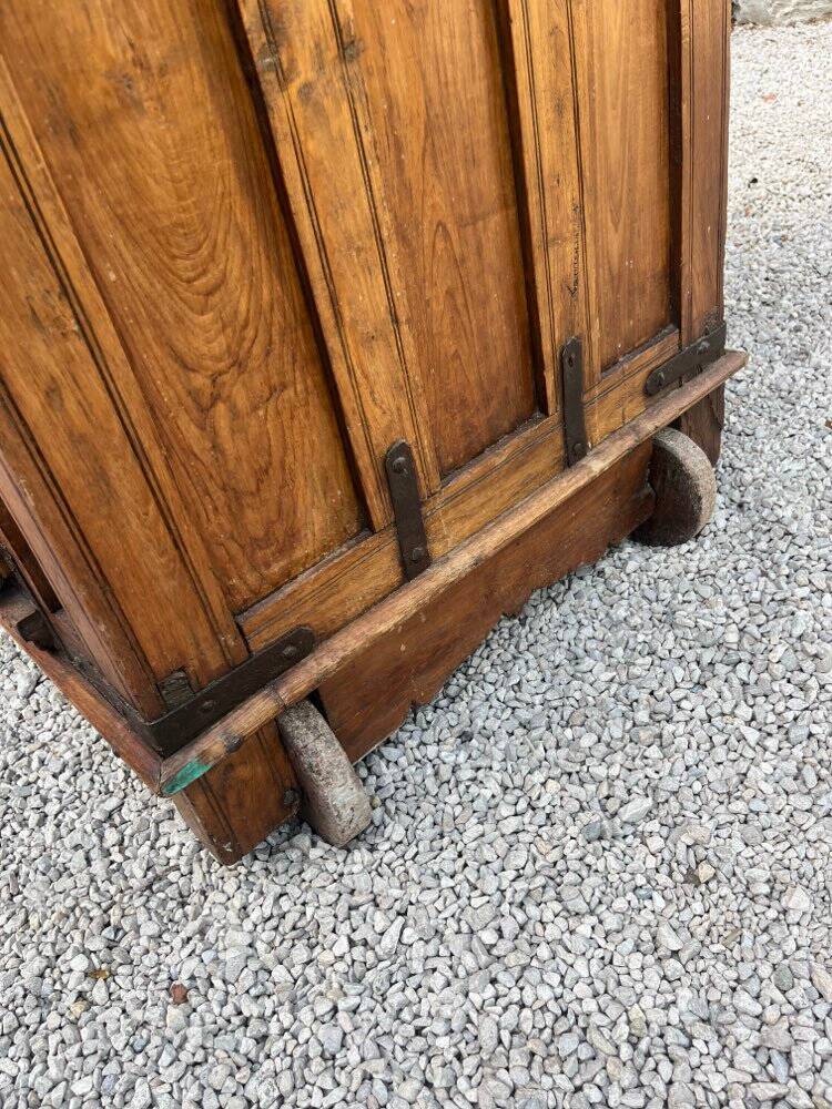 Storage unit with 4 doors