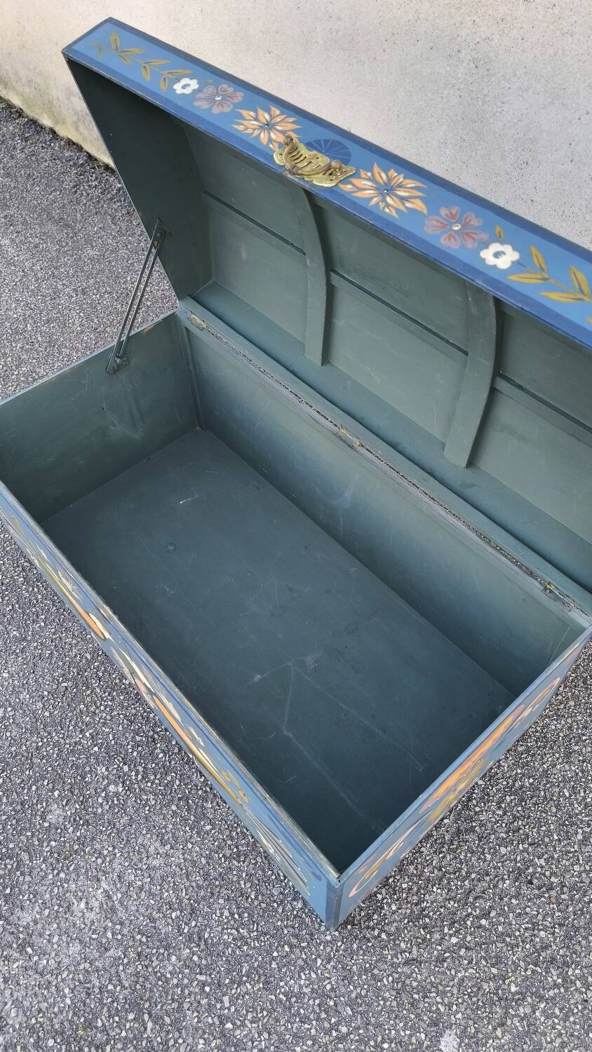 Swedish hand-painted chest 1900