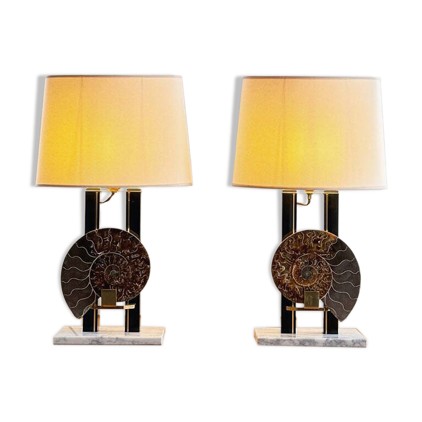 Paire de lampes ammonites Hollywood Regency en laiton, marbre et laque, France, années 70.