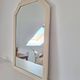 Miroir biseauté et mouluré beige