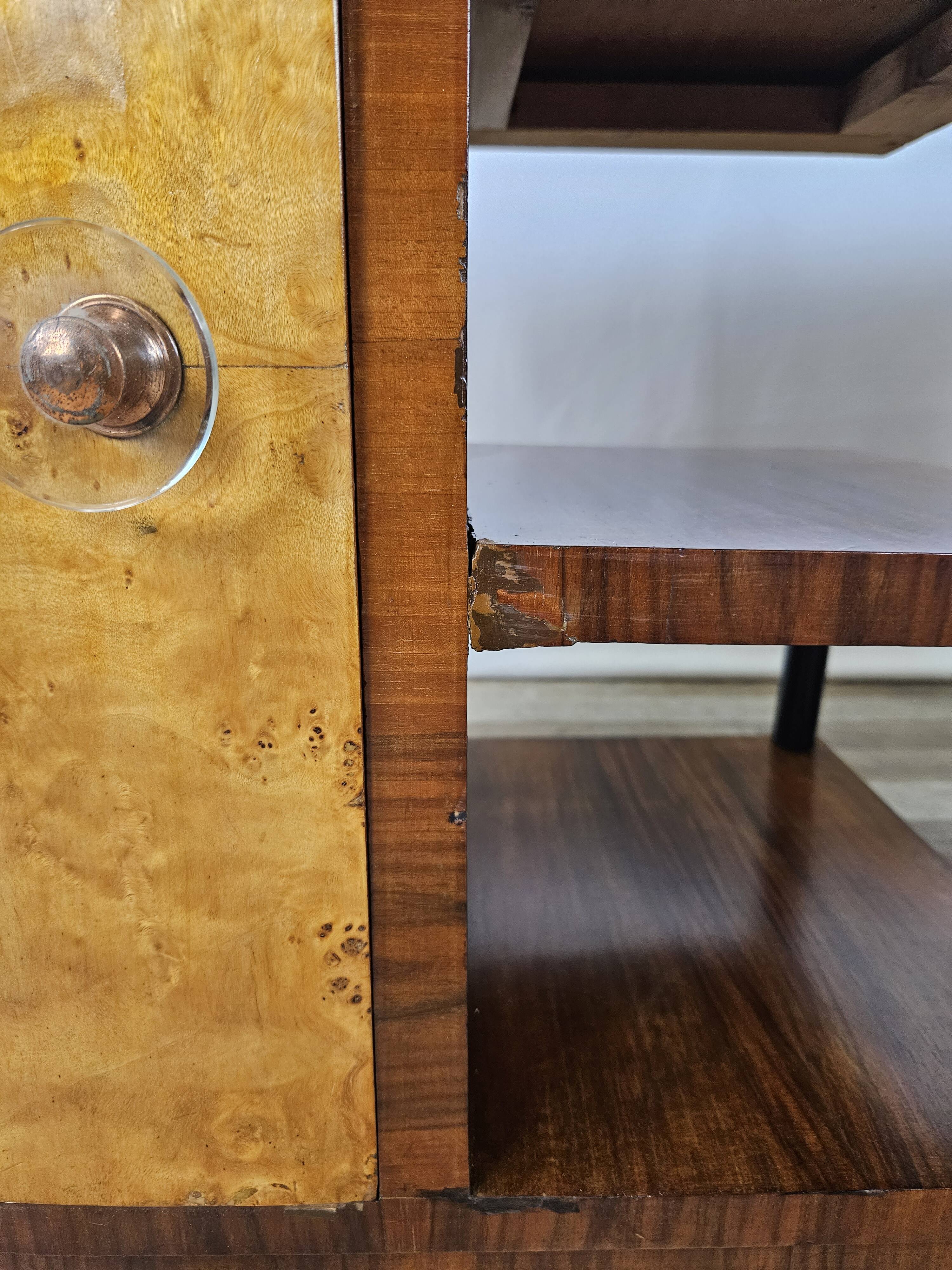 Pair of Art Decò bedside tables in walnut and thuja