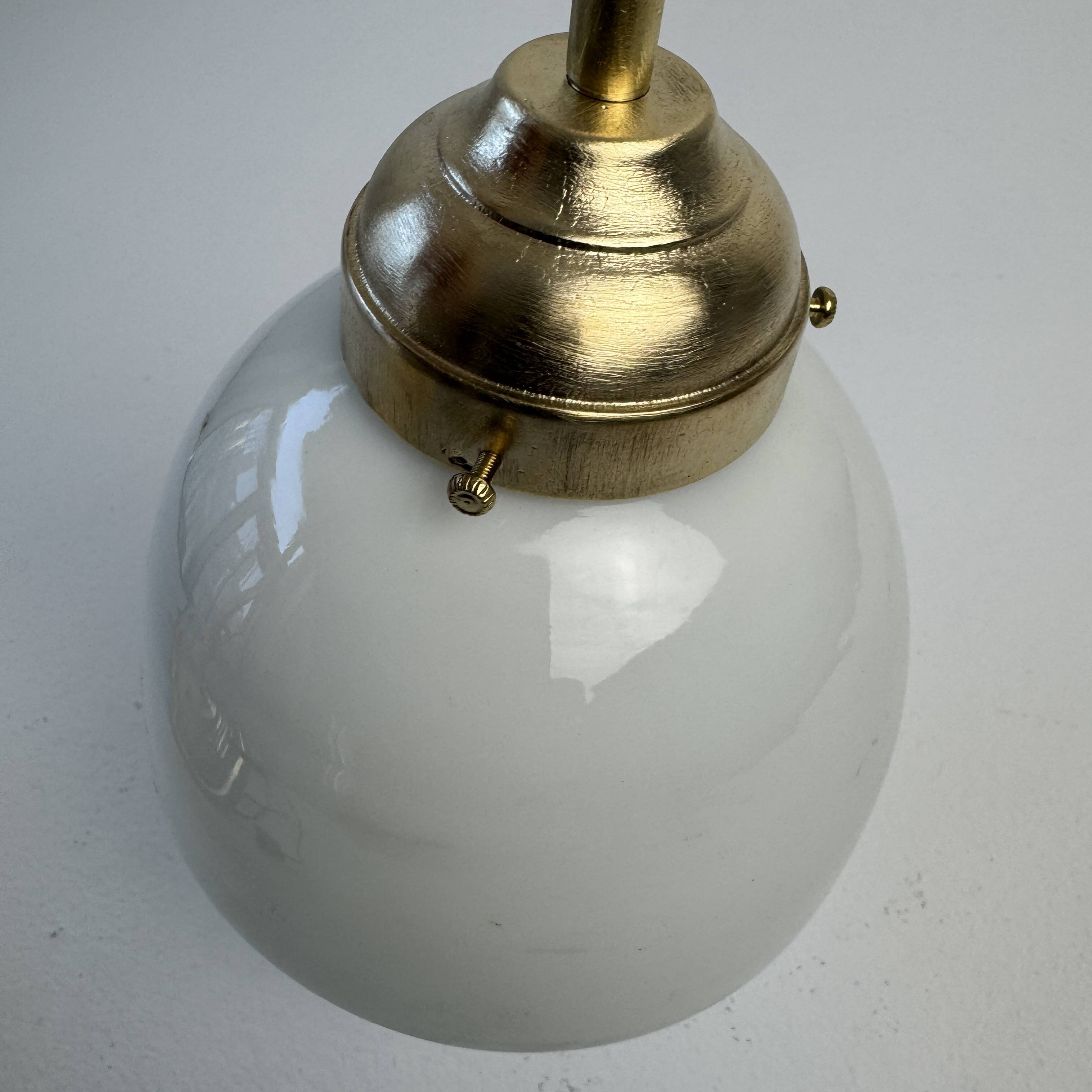 VINTAGE ARTICULATED DESK LAMP IN BRASS AND OPAL GLASS