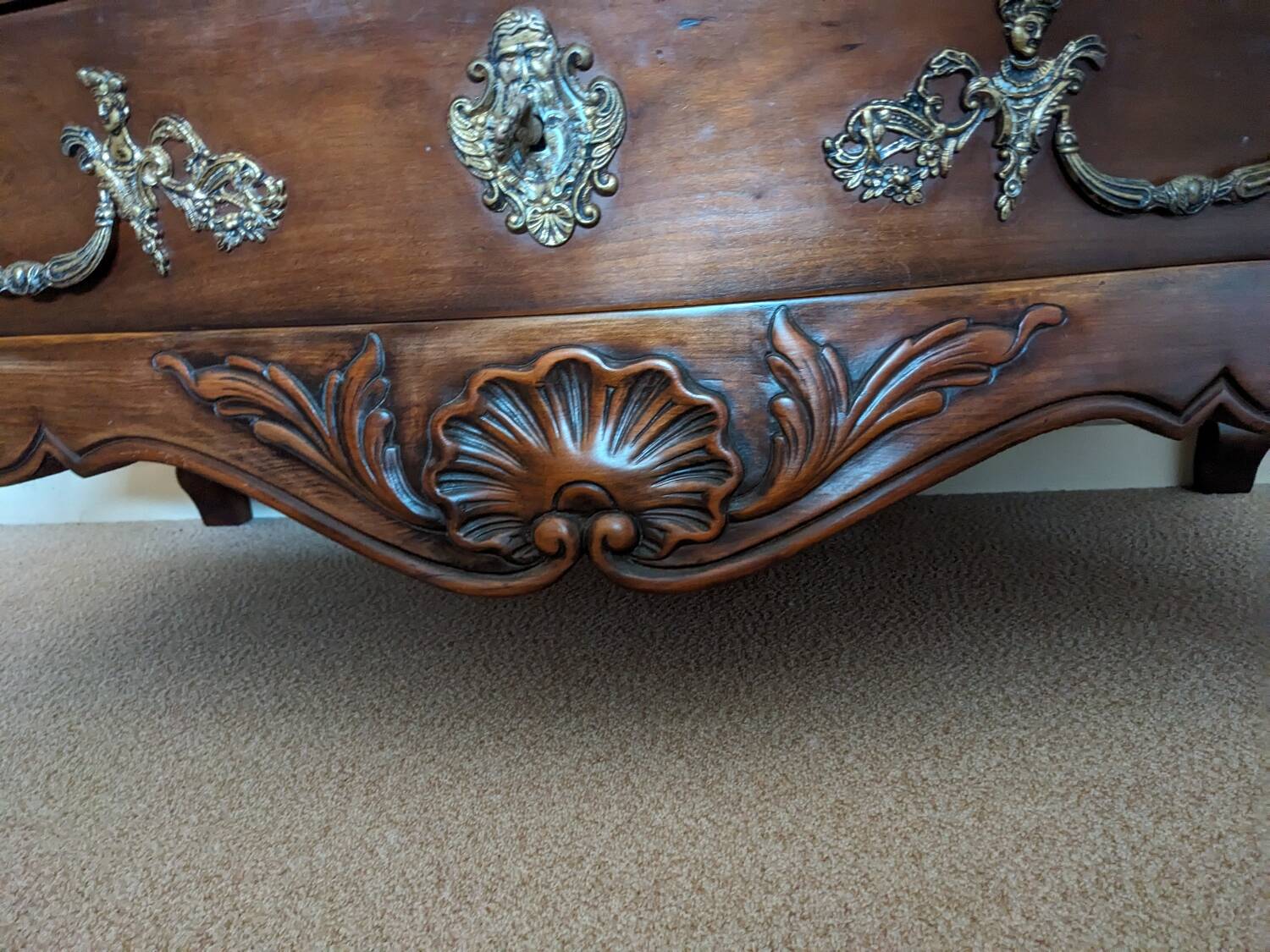 Curved chest of drawers