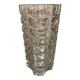 Vase en verre moulé