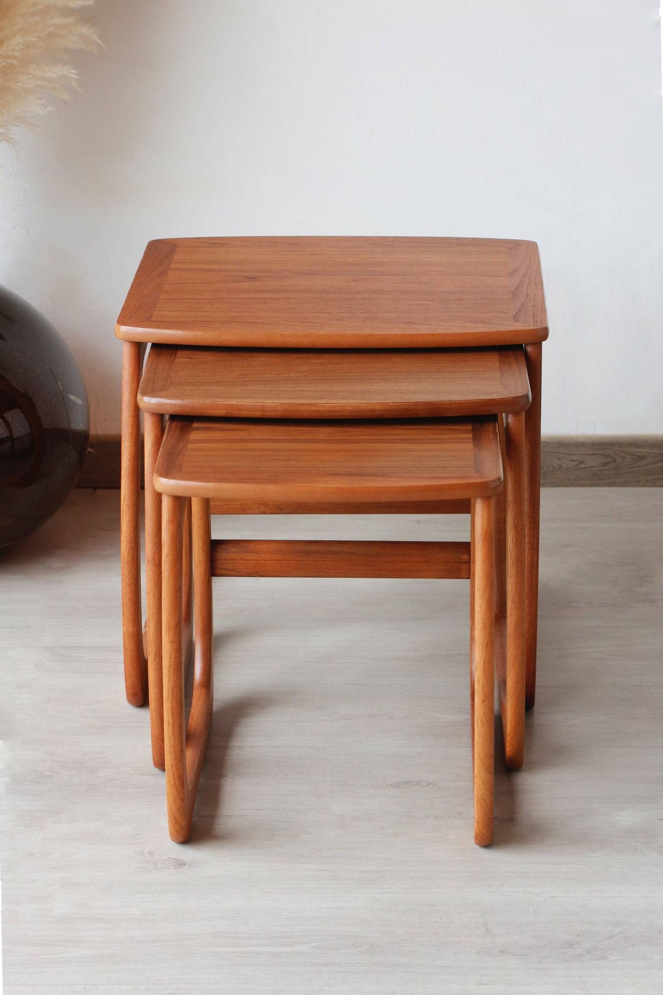 Tables gigognes en teck éditées par Nathan, années 60