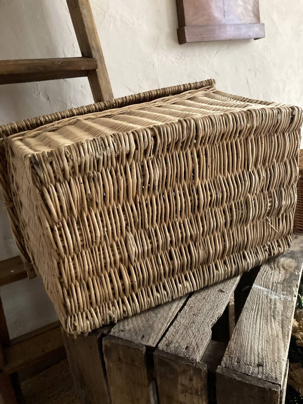 Wicker basket with convex lid