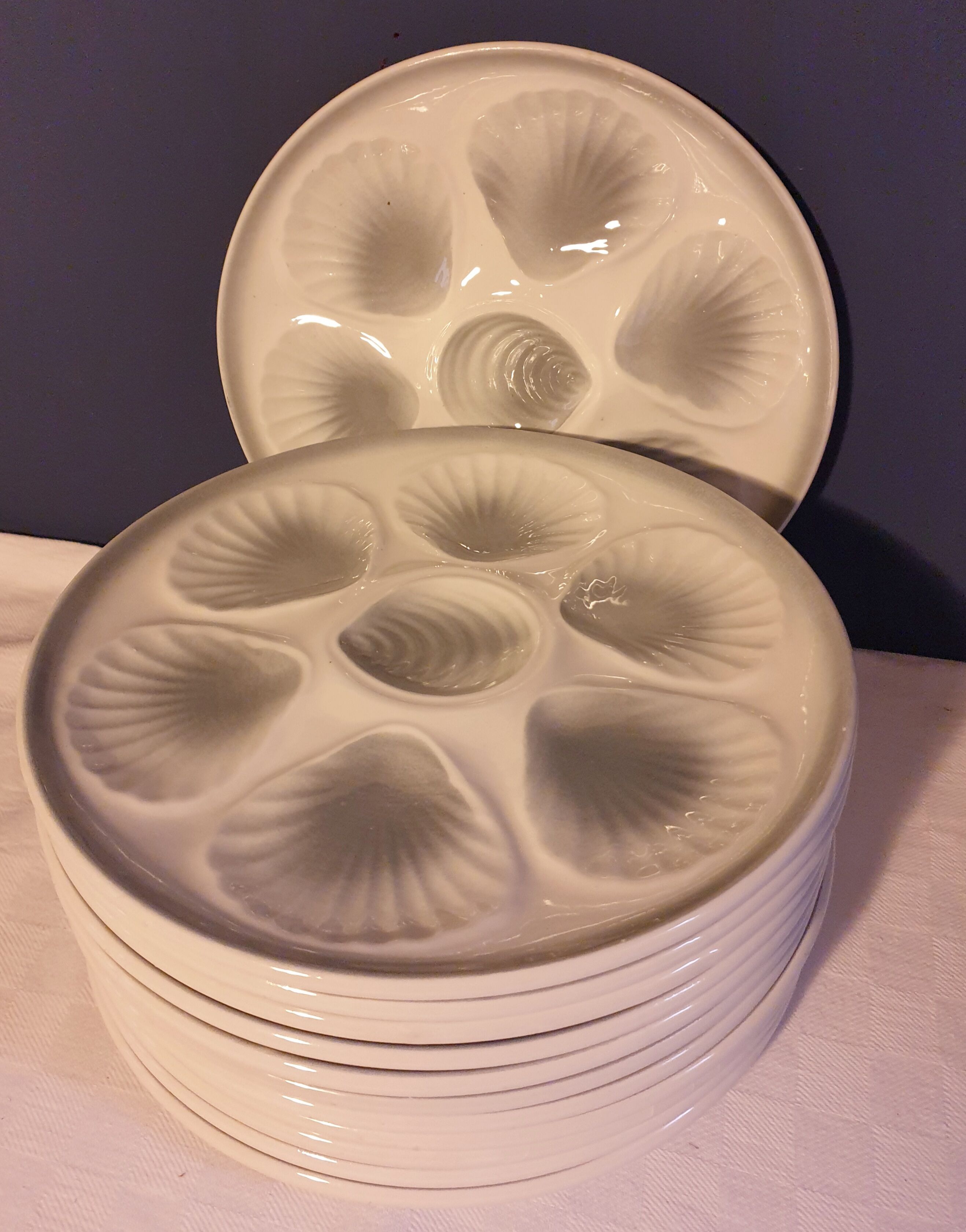 Suite of 12 oyster plates
