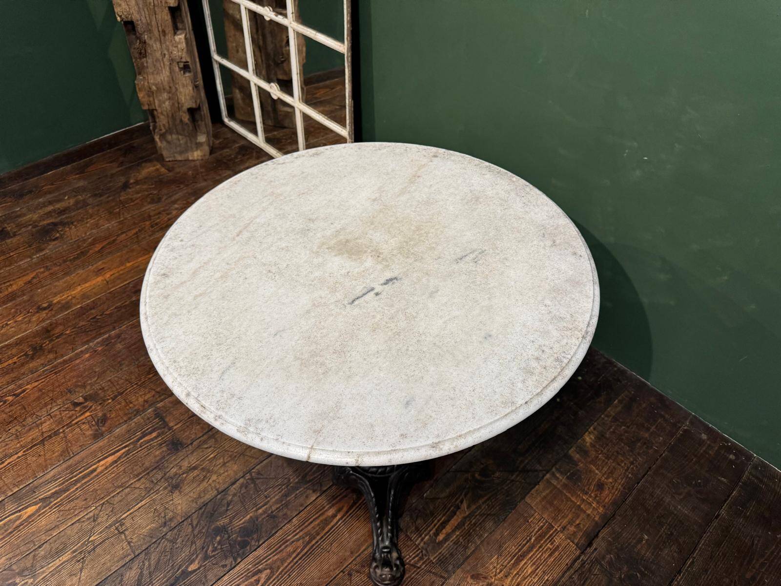 Round garden table