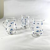 Tasses en verre à pois