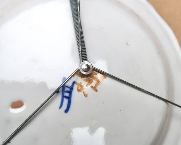 Assiette creuse en faïence de Moustiers décorée d'un oiseau, XIXe