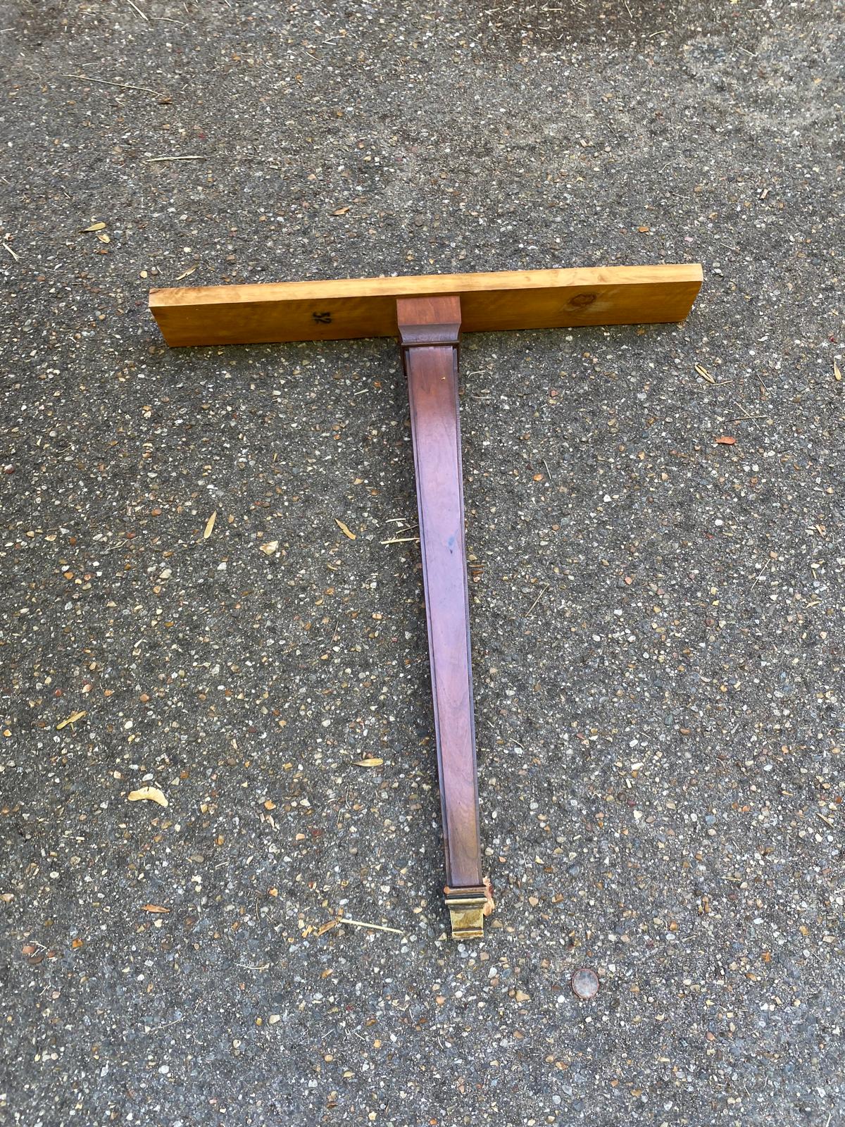 Round extendable dining table Louis XVI in cherry wood from the 1960s.