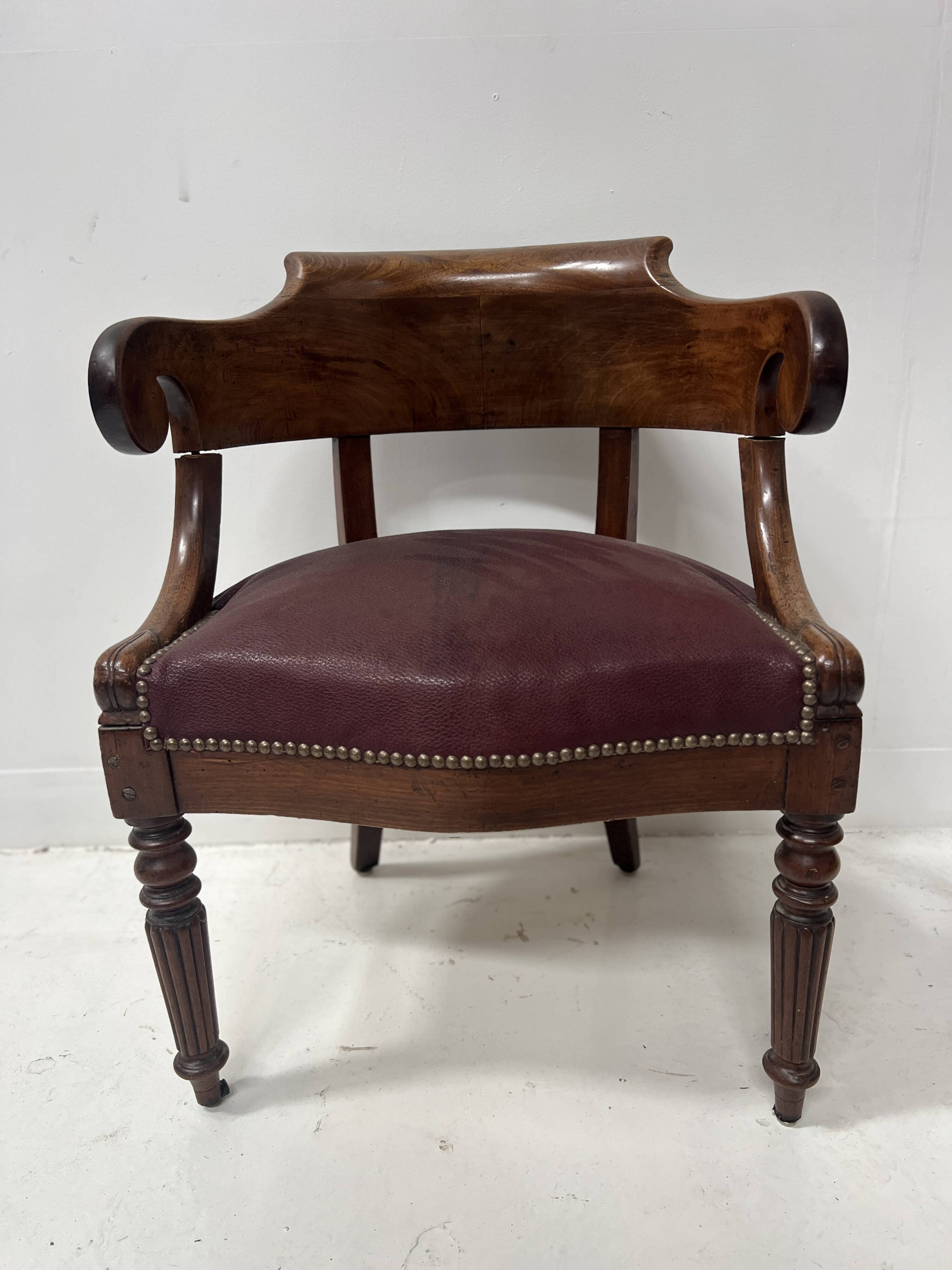 Fauteuil de bureau de style Empire en acajou et placage XIX siècle