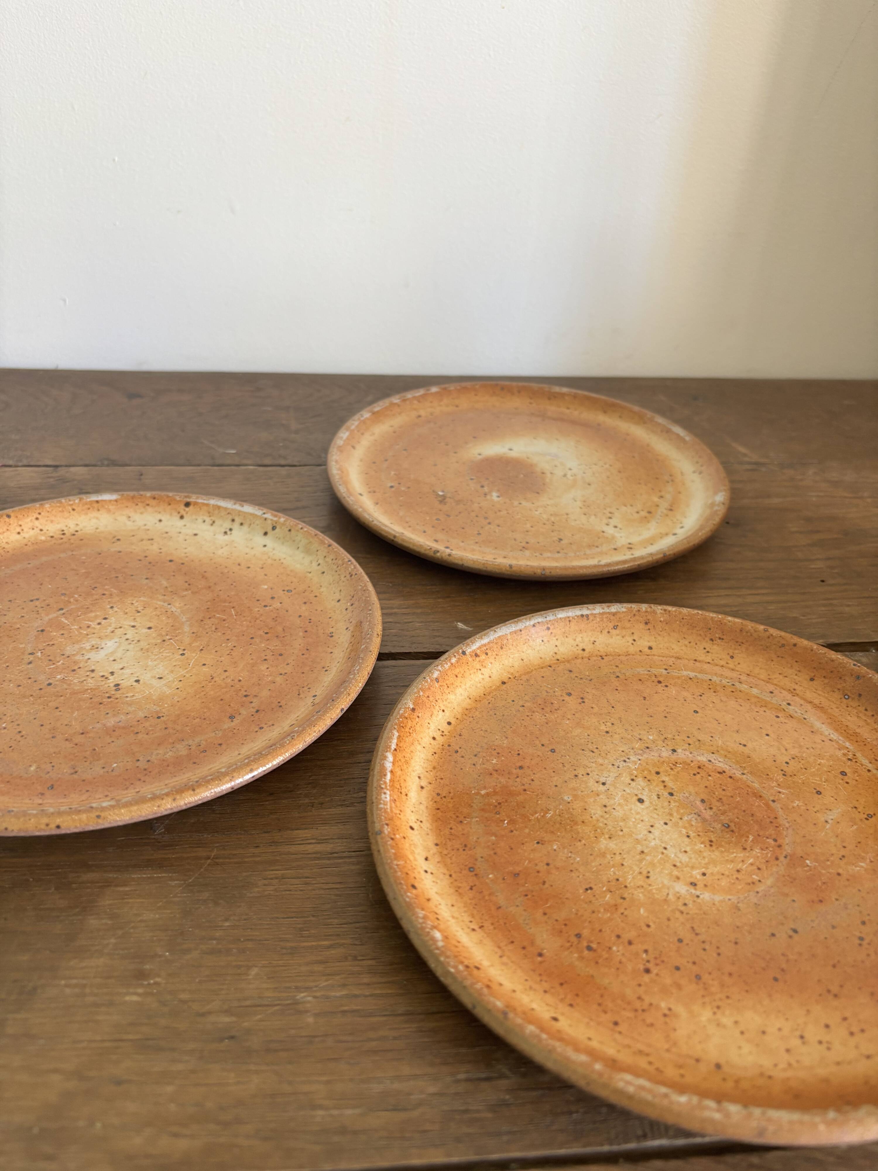 Ensemble de 3 assiettes à dessert anciennes. Grès du Marais