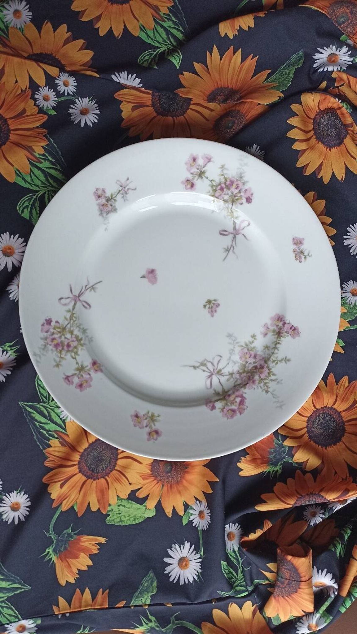 Plat de service en porcelaine de Limoges William Guérin et Compagnie
